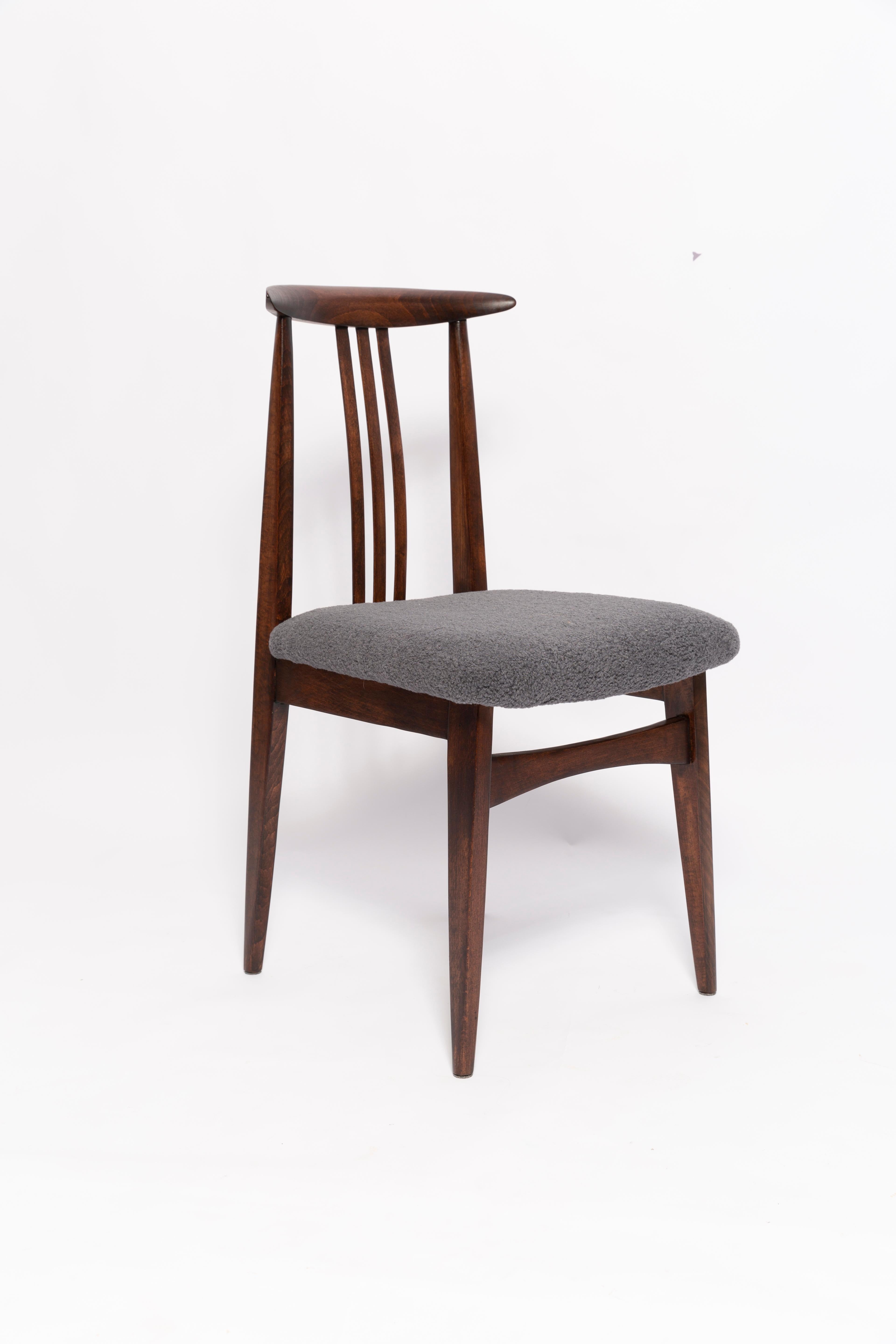 Une belle chaise en hêtre conçue par M. Zielinski, type 200 / 100B. Fabriqué par le Centre de l'industrie du meuble d'Opole à la fin des années 1960 en Pologne. La chaise a subi une rénovation complète de la menuiserie et de la tapisserie. Sièges