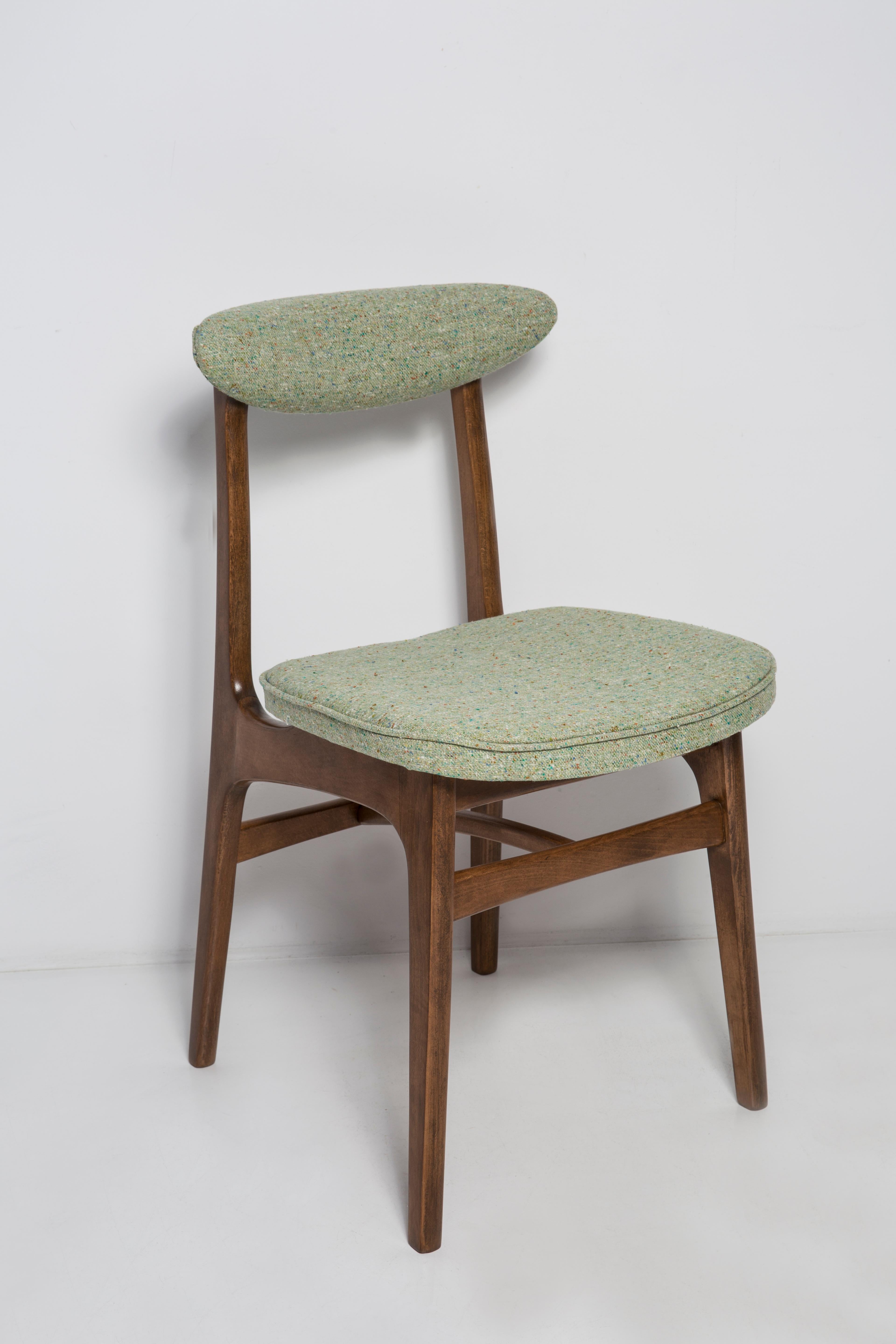 Chaise conçue par le professeur Rajmund Halas. Fabriqué en bois de hêtre. Le fauteuil a subi une rénovation complète de la tapisserie et les boiseries ont été rafraîchies. L'assise est habillée de laine vert pomme, un tissu durable et agréable au