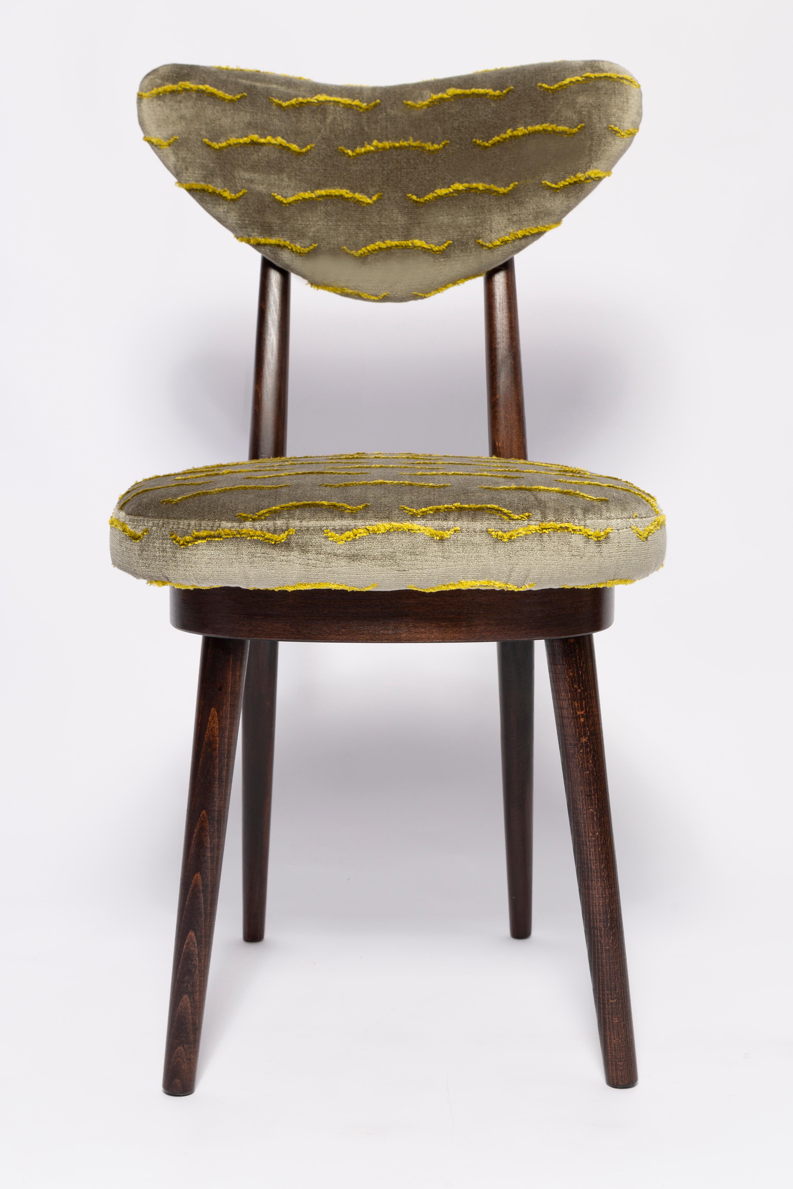 Twelve Mid Century Heart Chairs in Nouvelles Vagues Green Velvet, Europe, 1960s In Excellent Condition For Sale In 05-080 Hornowek, PL