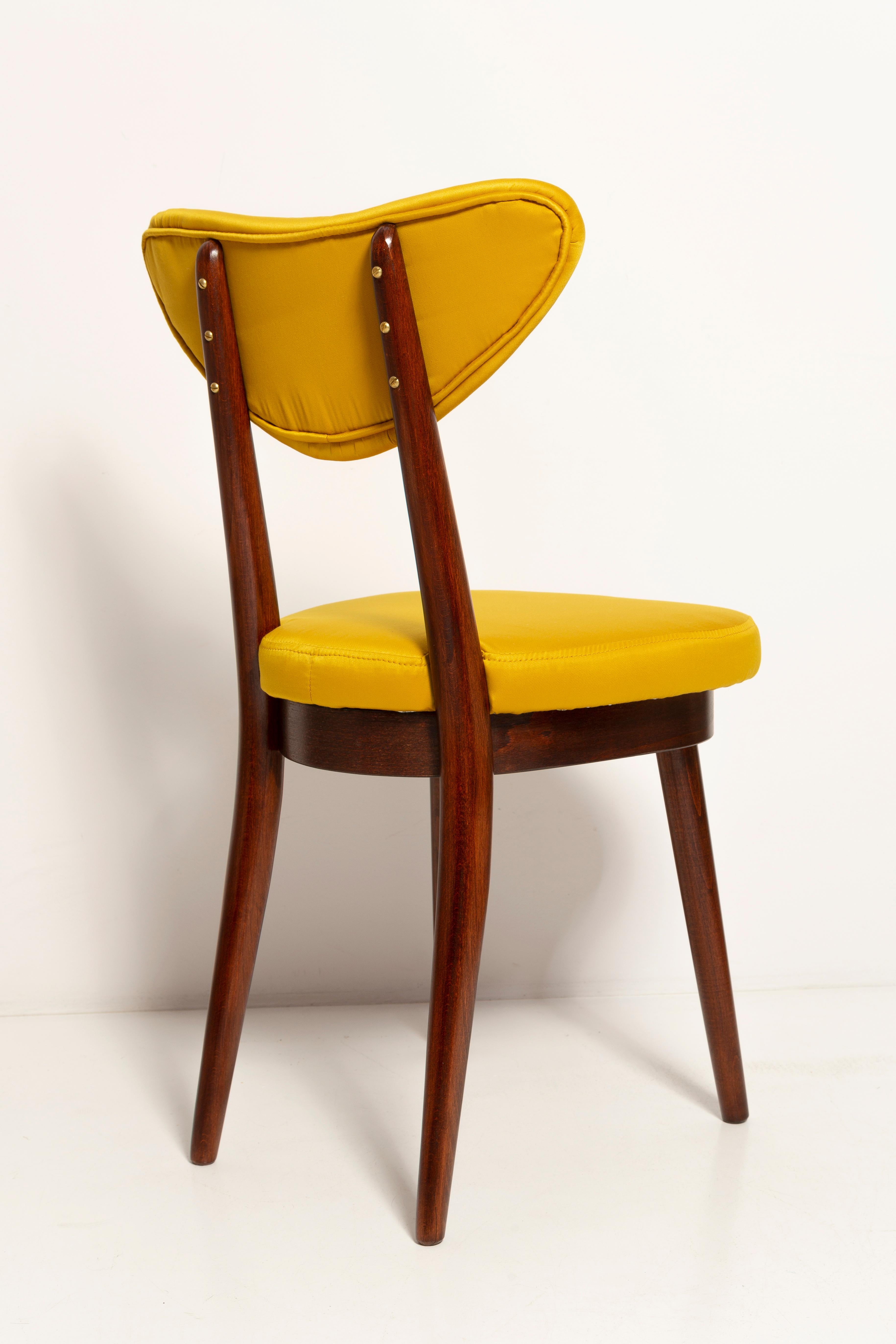 Douze chaises en forme de cœur du milieu du siècle, tissu Dedar Gildo en satin jaune, Europe, années 1960 en vente 2
