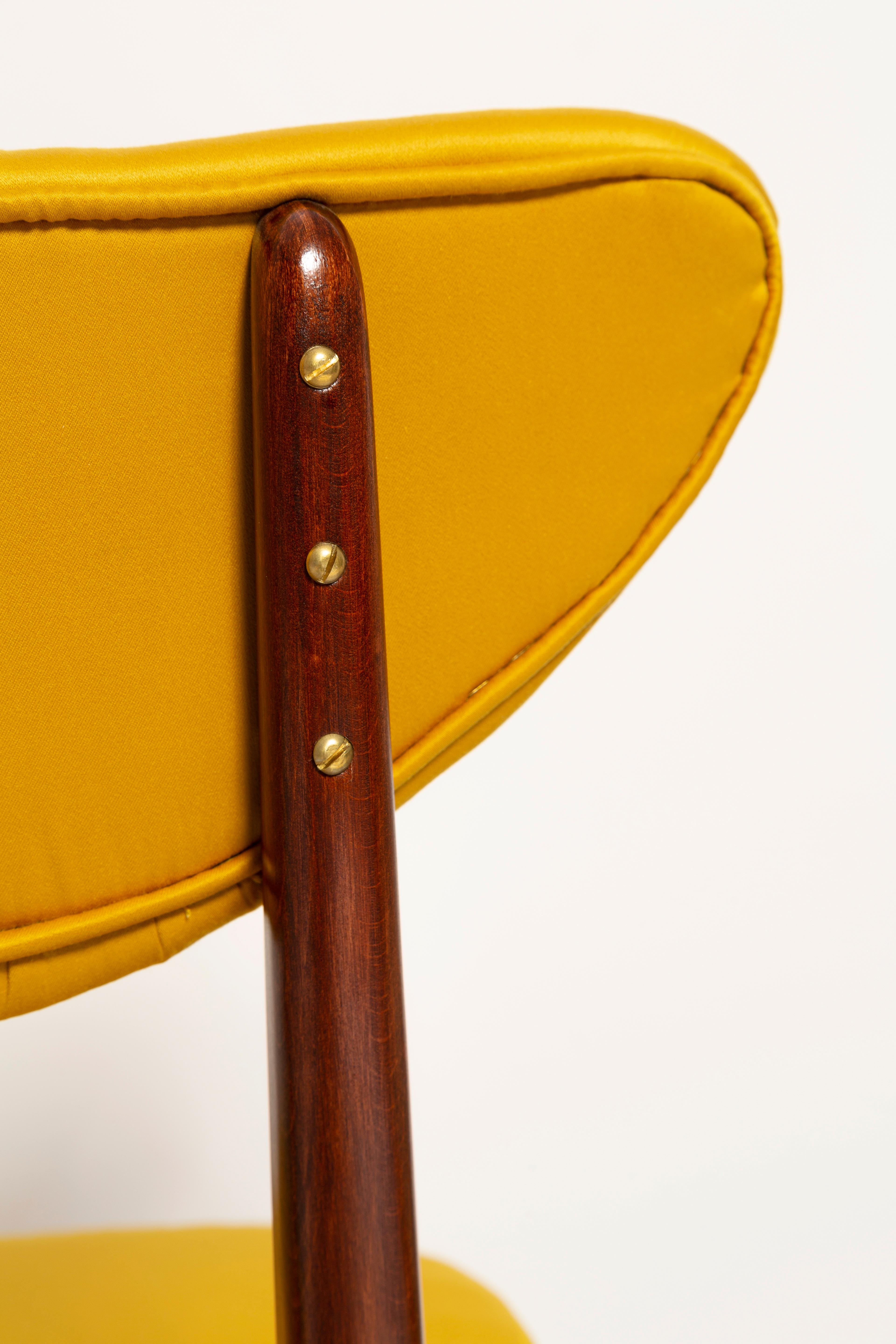 Douze chaises en forme de cœur du milieu du siècle, tissu Dedar Gildo en satin jaune, Europe, années 1960 en vente 4