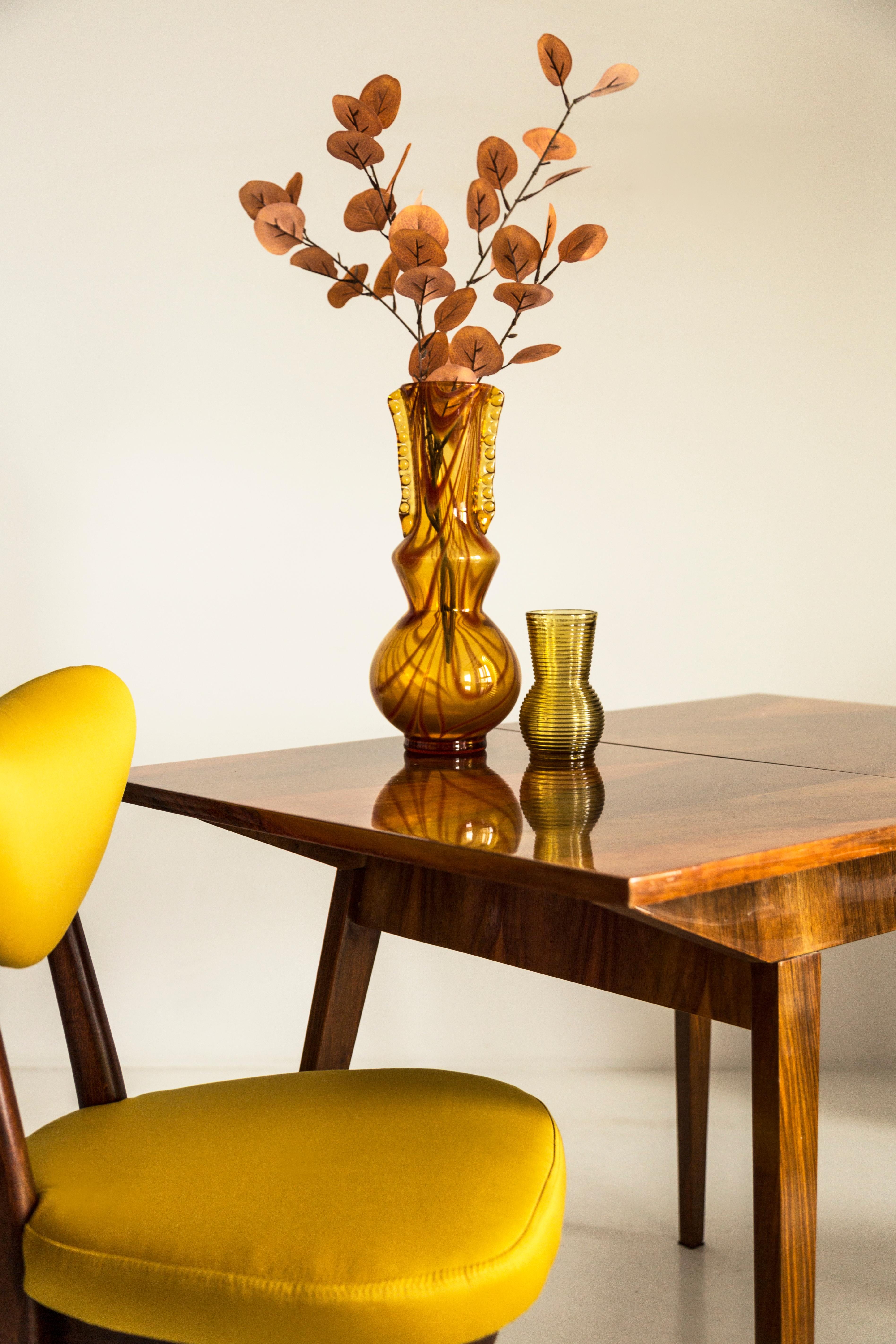 Mid-Century Modern Douze chaises en forme de cœur du milieu du siècle, tissu Dedar Gildo en satin jaune, Europe, années 1960 en vente