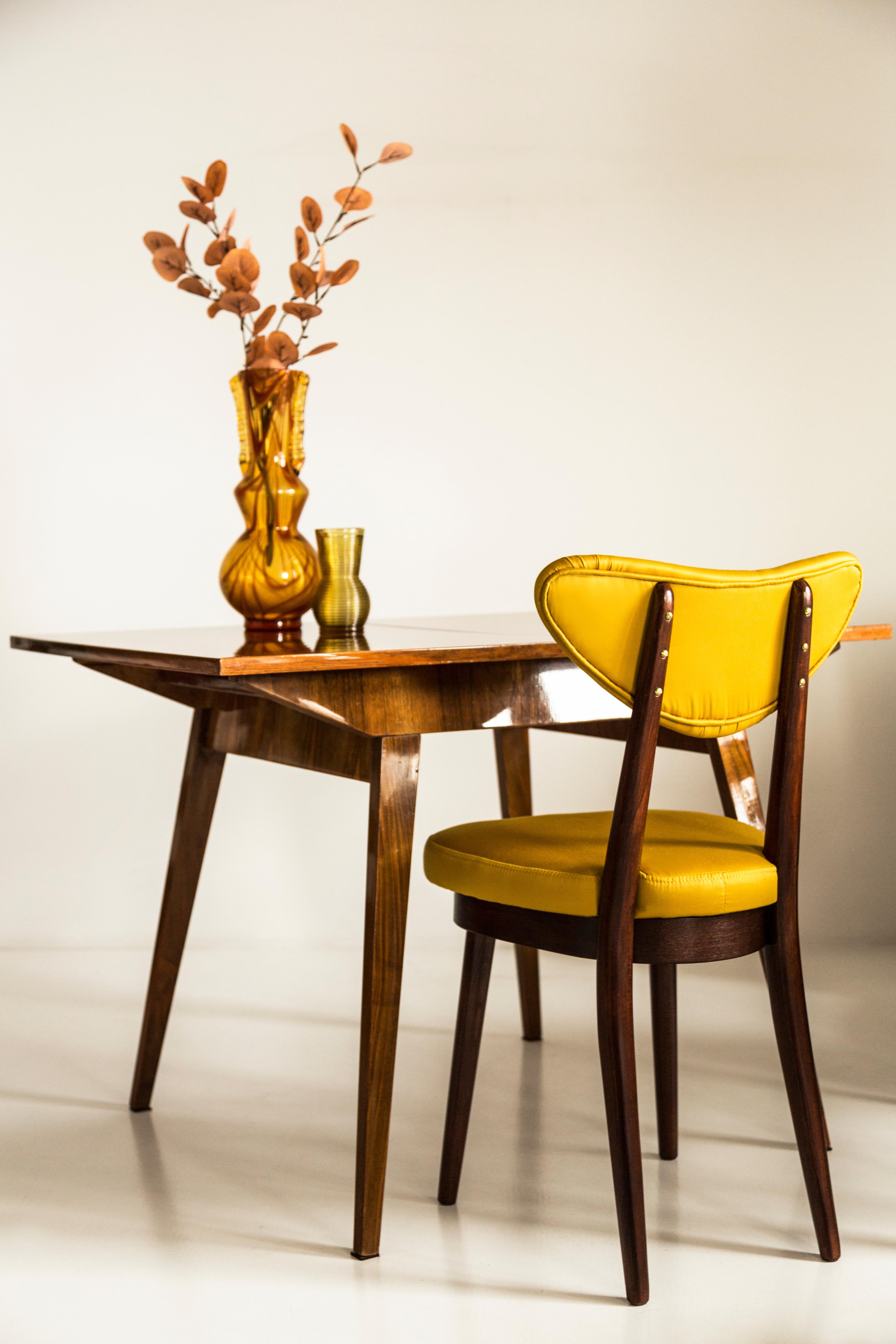Polonais Douze chaises en forme de cœur du milieu du siècle, tissu Dedar Gildo en satin jaune, Europe, années 1960 en vente