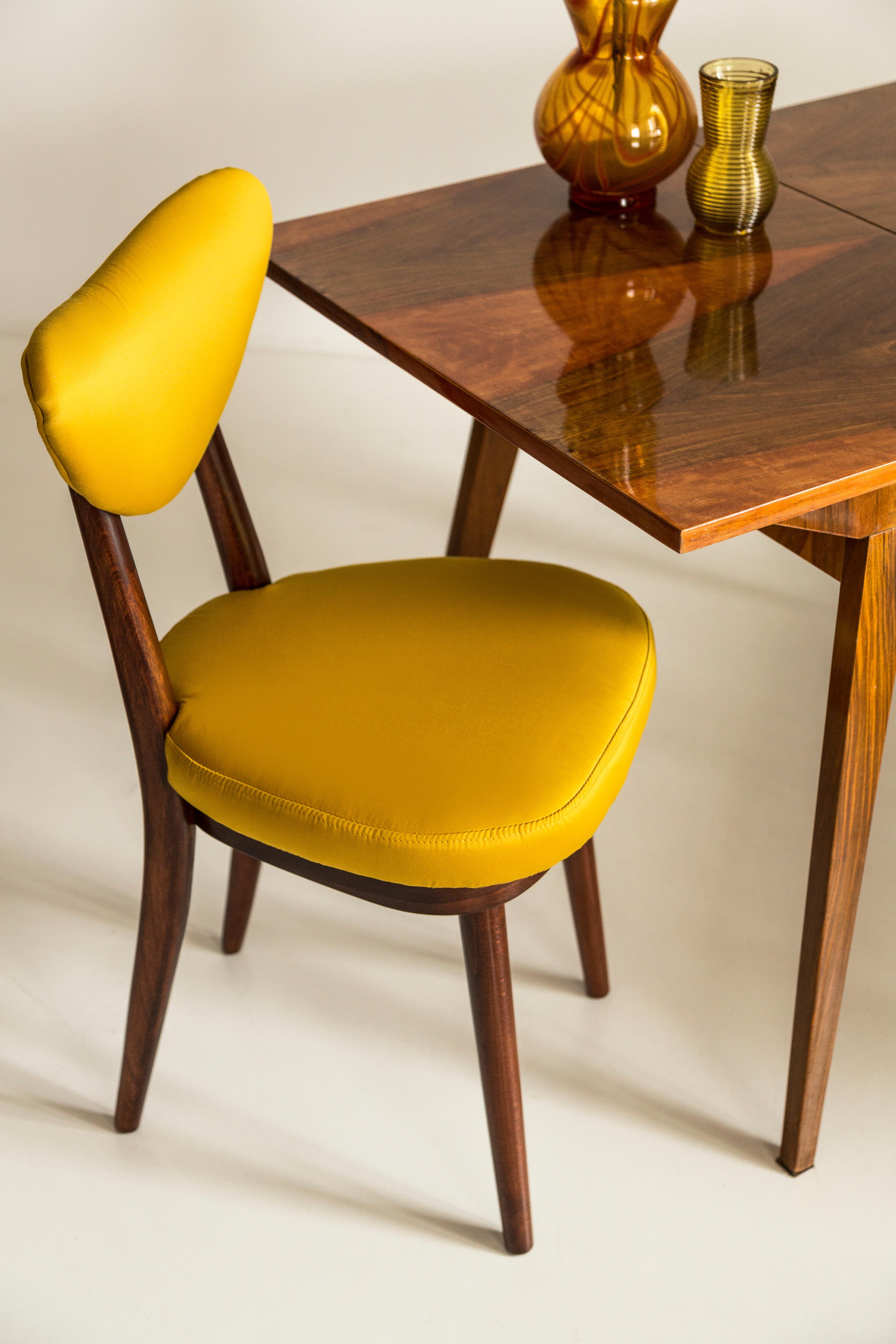 Fait main Douze chaises en forme de cœur du milieu du siècle, tissu Dedar Gildo en satin jaune, Europe, années 1960 en vente