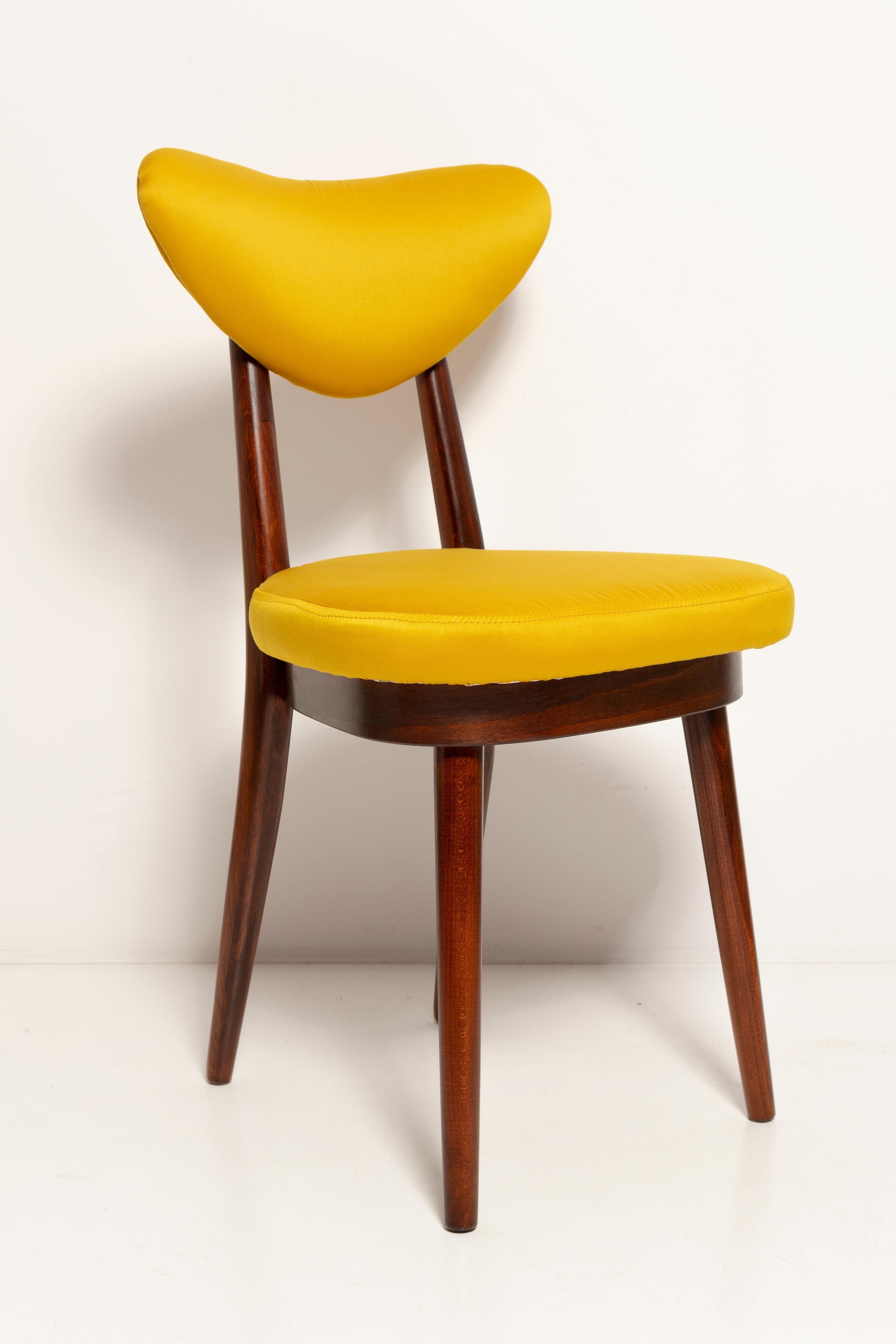 20ième siècle Douze chaises en forme de cœur du milieu du siècle, tissu Dedar Gildo en satin jaune, Europe, années 1960 en vente