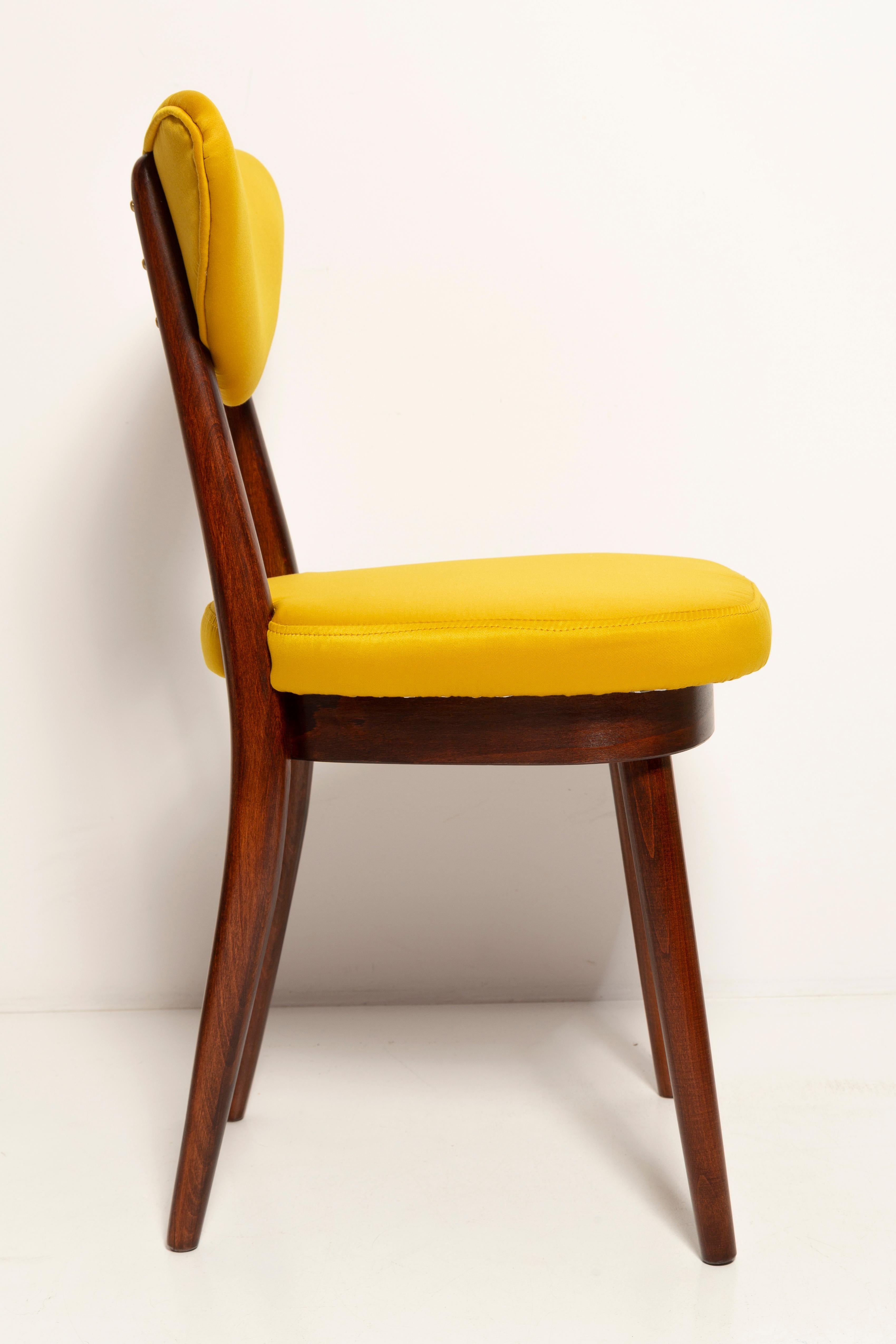 Velours Douze chaises en forme de cœur du milieu du siècle, tissu Dedar Gildo en satin jaune, Europe, années 1960 en vente
