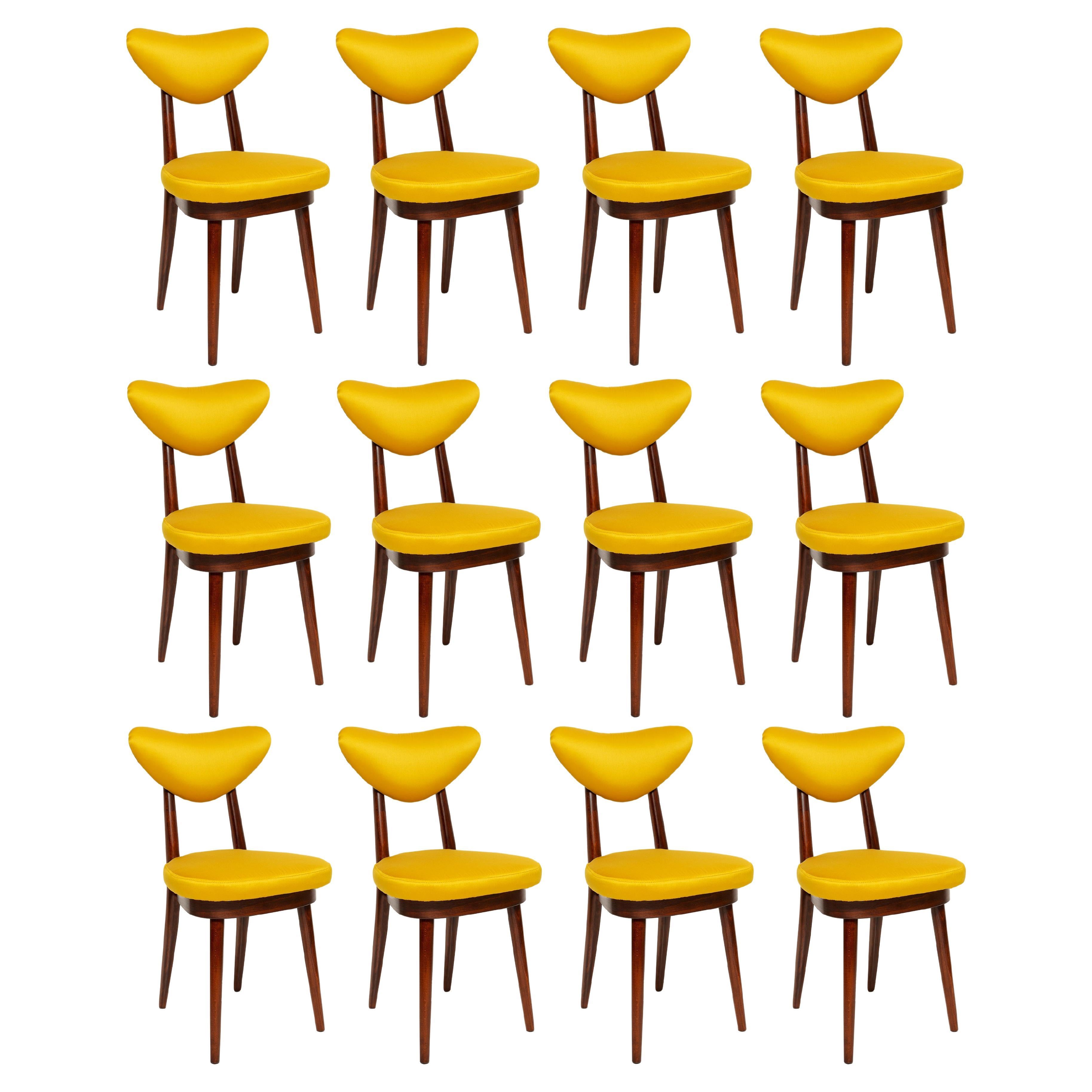 Douze chaises en forme de cœur du milieu du siècle, tissu Dedar Gildo en satin jaune, Europe, années 1960 en vente