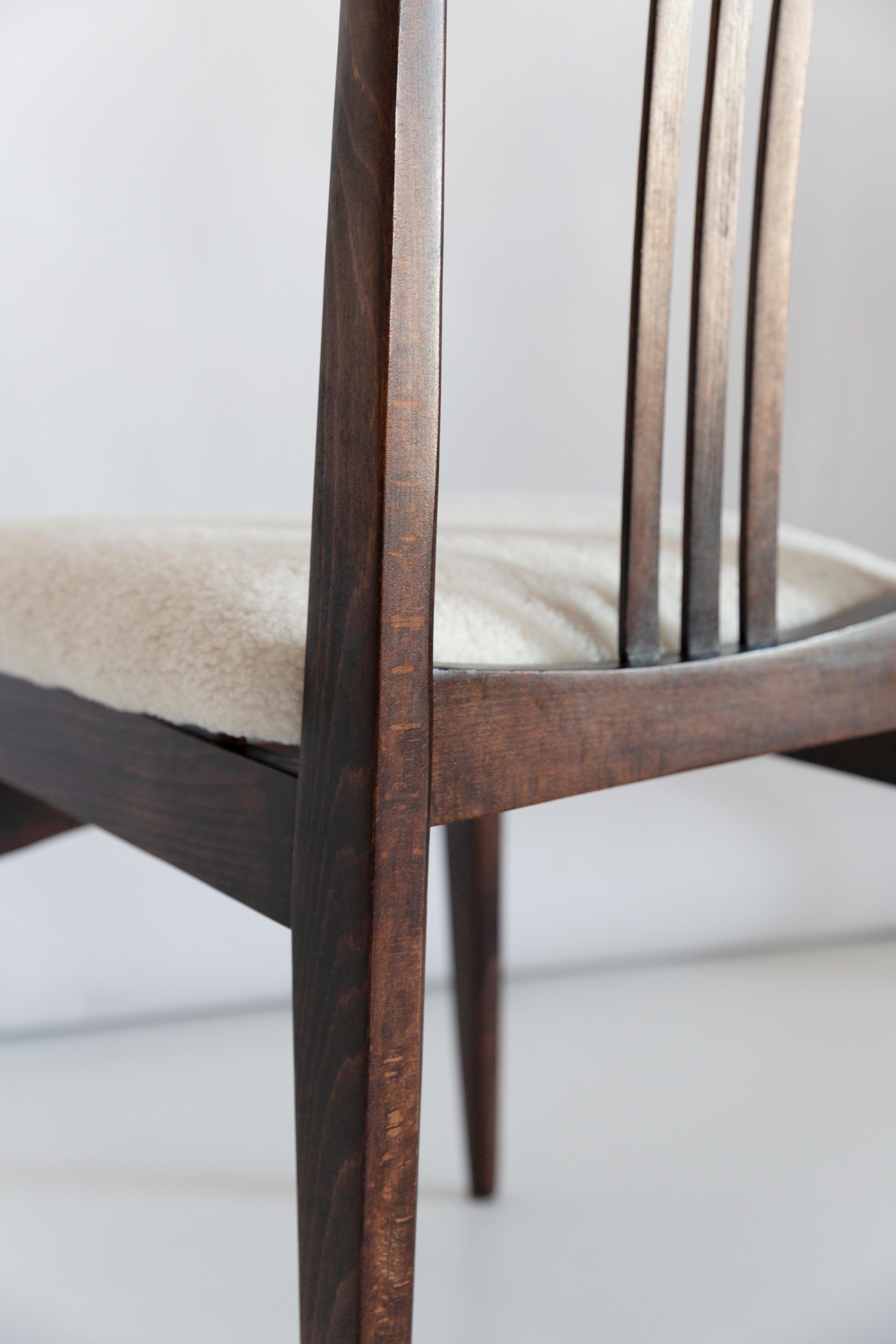 Une belle chaise en hêtre conçue par M. Zielinski, type 200 / 100B. Fabriqué par le Centre de l'industrie du meuble d'Opole à la fin des années 1960 en Pologne. La chaise a subi une rénovation complète de la menuiserie et de la tapisserie. Sièges
