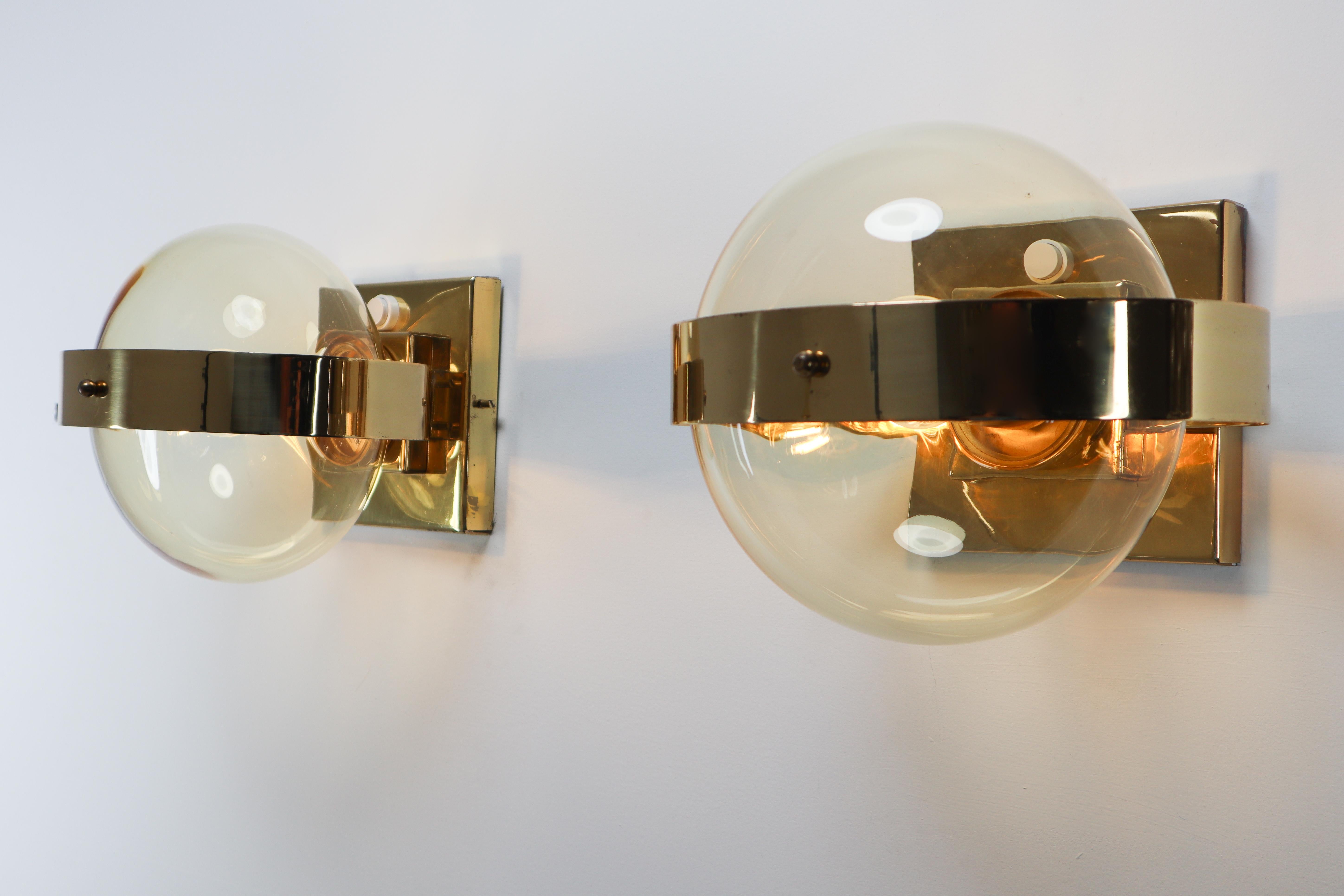 Twelve Midcentury Brass Wall Scones with Hand Blowed Glass Globe, Europe 1960s (Moderne der Mitte des Jahrhunderts)