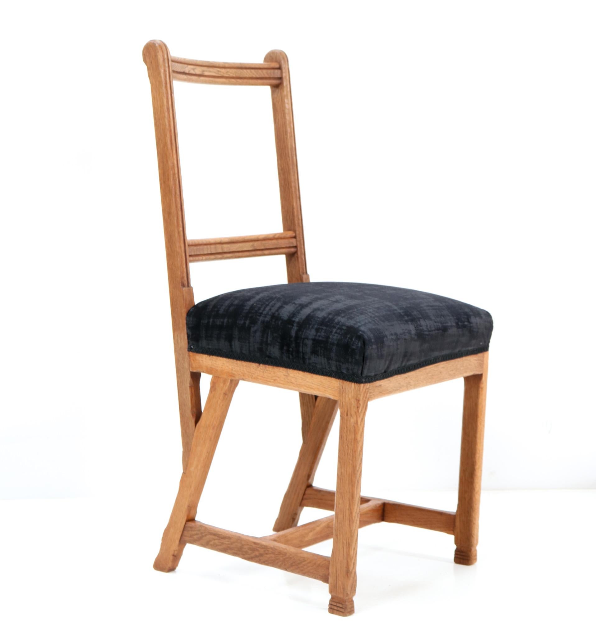 Zwölf Kunsthandwerkliche Stühle aus Eiche von Hendrik Petrus für die Universität von Leiden im Angebot 4