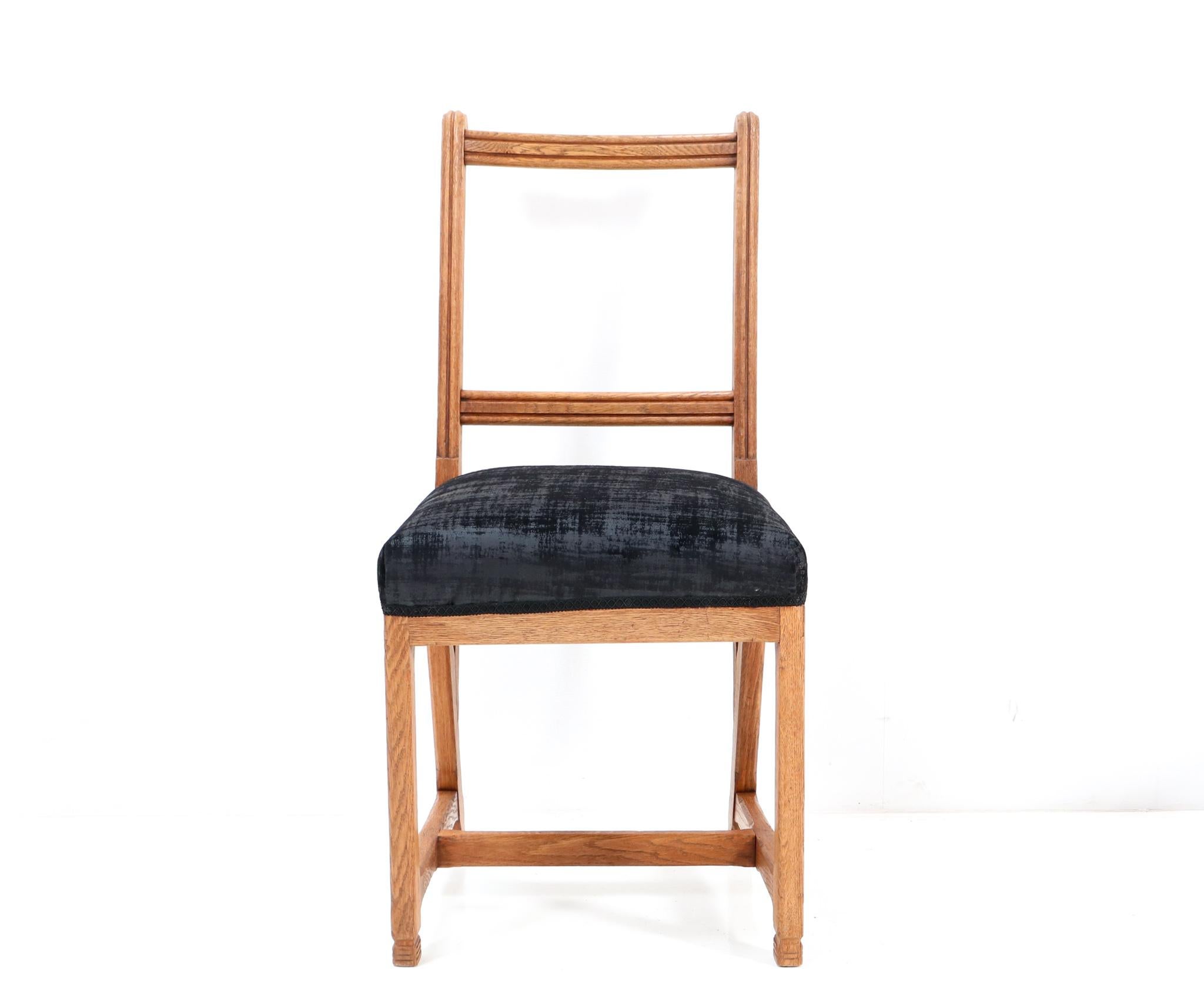 Zwölf Kunsthandwerkliche Stühle aus Eiche von Hendrik Petrus für die Universität von Leiden im Angebot 2