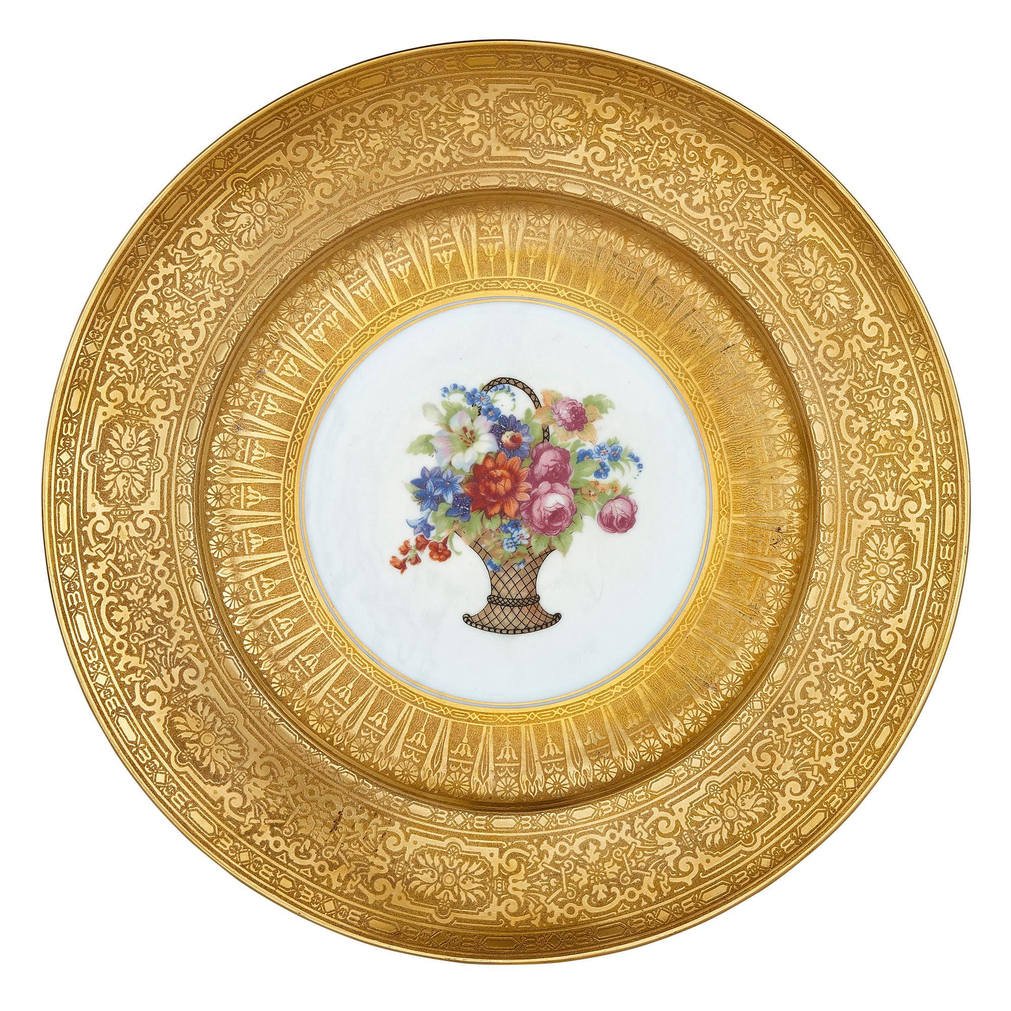 Douze assiettes à dîner en porcelaine de Bohême dorée par P.A.L.T
Tchèque, début du 20e siècle
Mesures : Hauteur 2,5 cm, diamètre 27 cm

Ce rare ensemble d'assiettes en porcelaine du début du 20e siècle est peut-être la plus belle œuvre de la