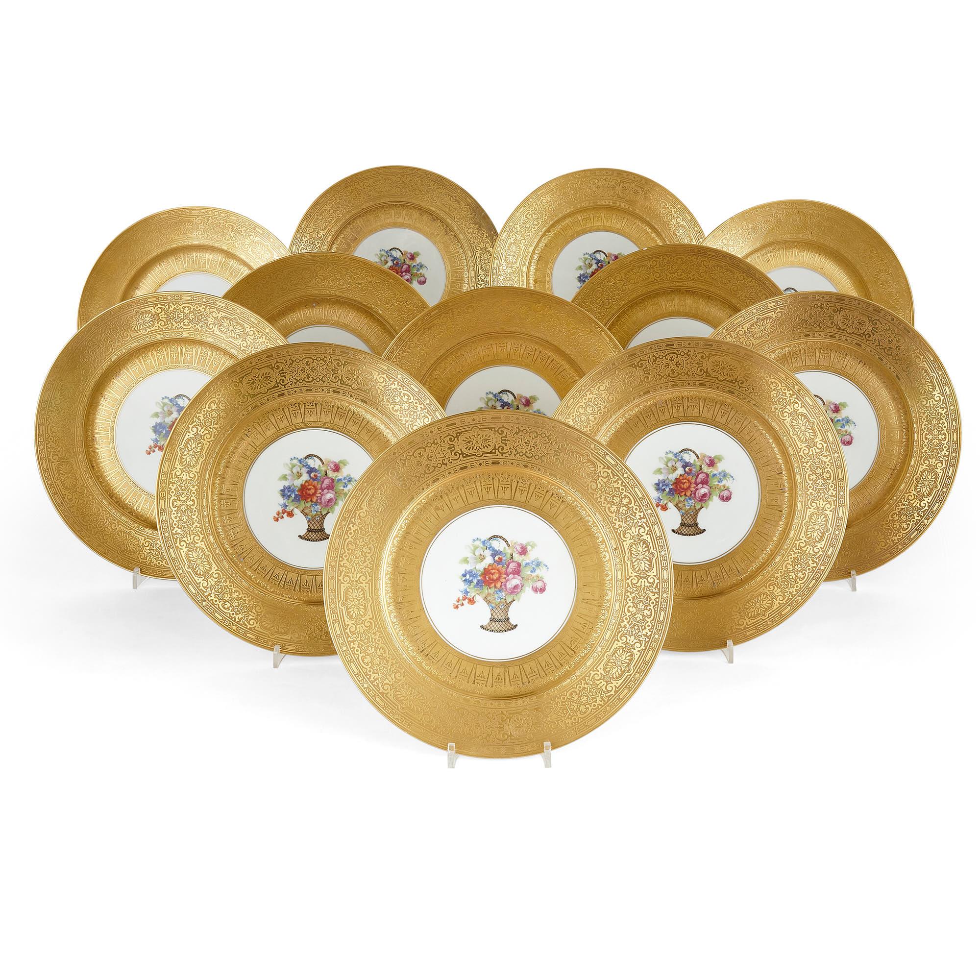 Douze assiettes en porcelaine de Bohème dorée à la feuille par P.A.L.T. Bon état - En vente à London, GB