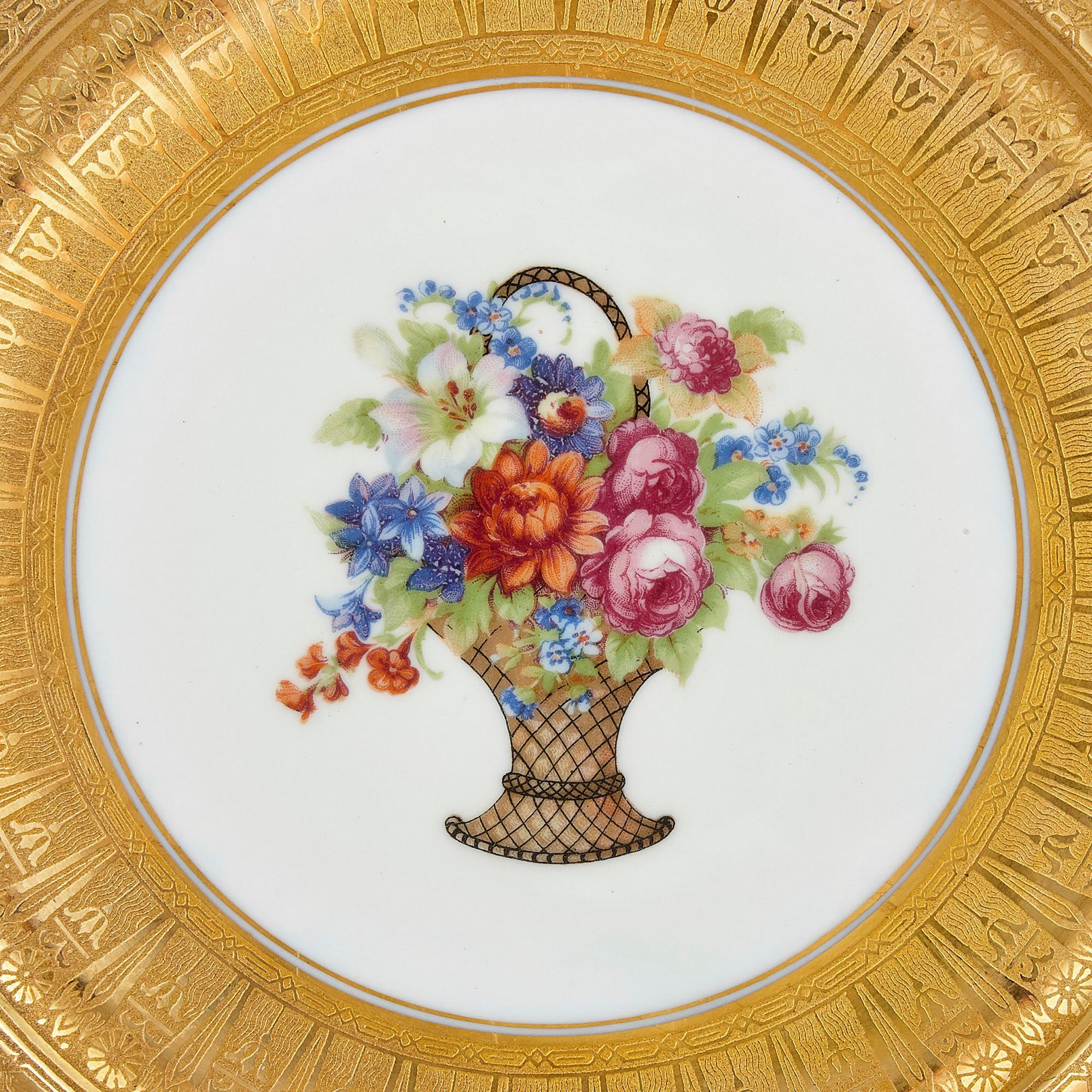 20ième siècle Douze assiettes en porcelaine de Bohème dorée à la feuille par P.A.L.T. en vente