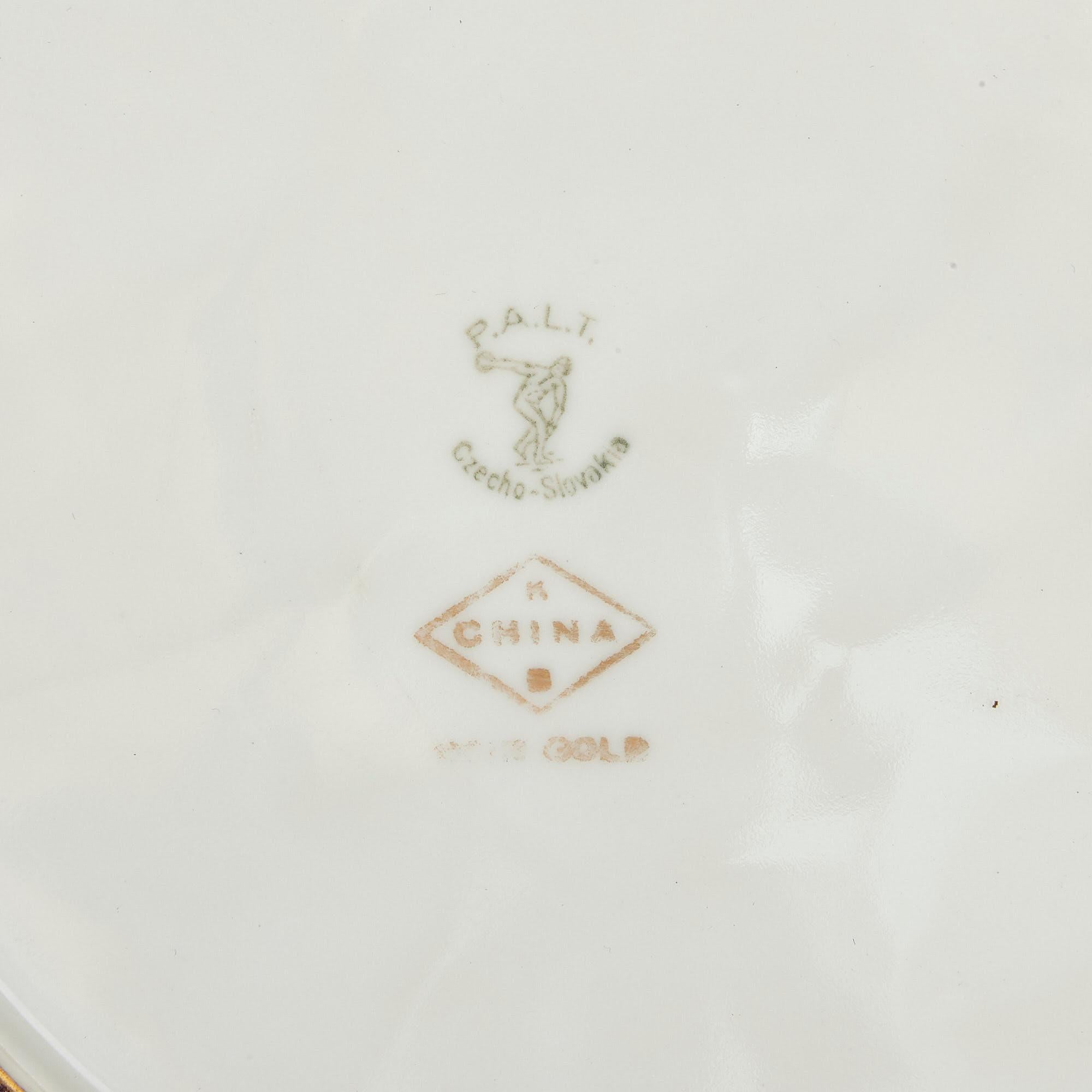Douze assiettes en porcelaine de Bohème dorée à la feuille par P.A.L.T. en vente 1