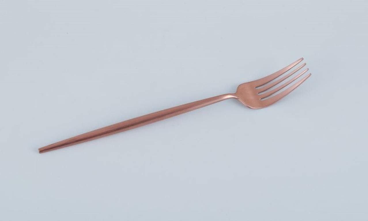 A twelve-person modernist dinner cutlery set in brass.
Comprising twelve dinner knives and twelve dinner forks.
Swedish design.
Late 20th century.
Marked.
In excellent condition.
Knife: L 22.5 cm.
Fork: L 22.0 cm.