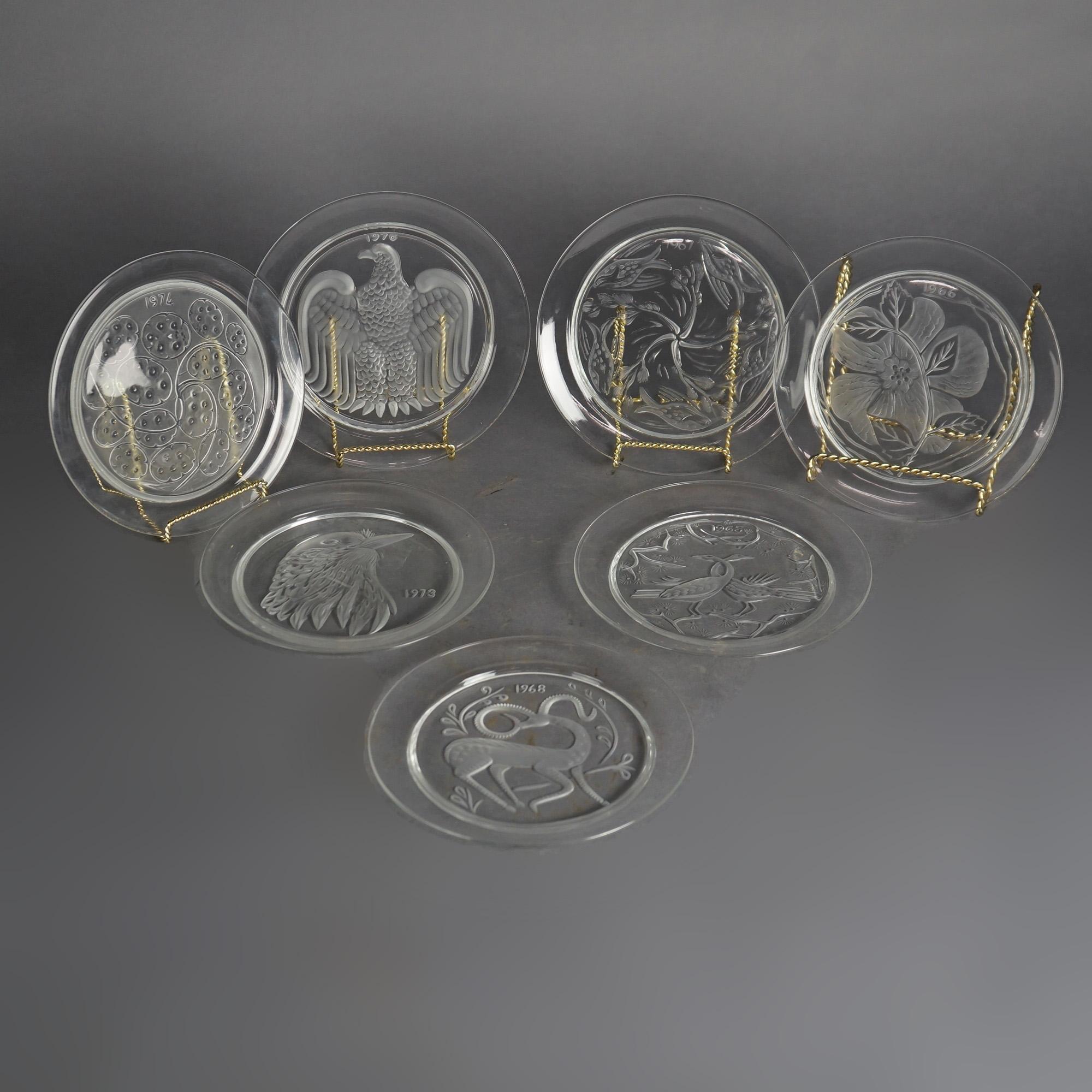 Ensemble de douze pièces d'assiettes en cristal commémorative de style Lalique française 20e siècle en vente 5
