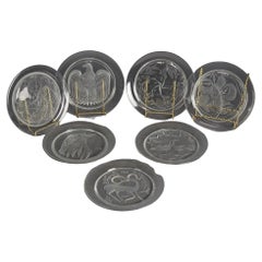 Ensemble de douze pièces d'assiettes en cristal commémorative de style Lalique française 20e siècle