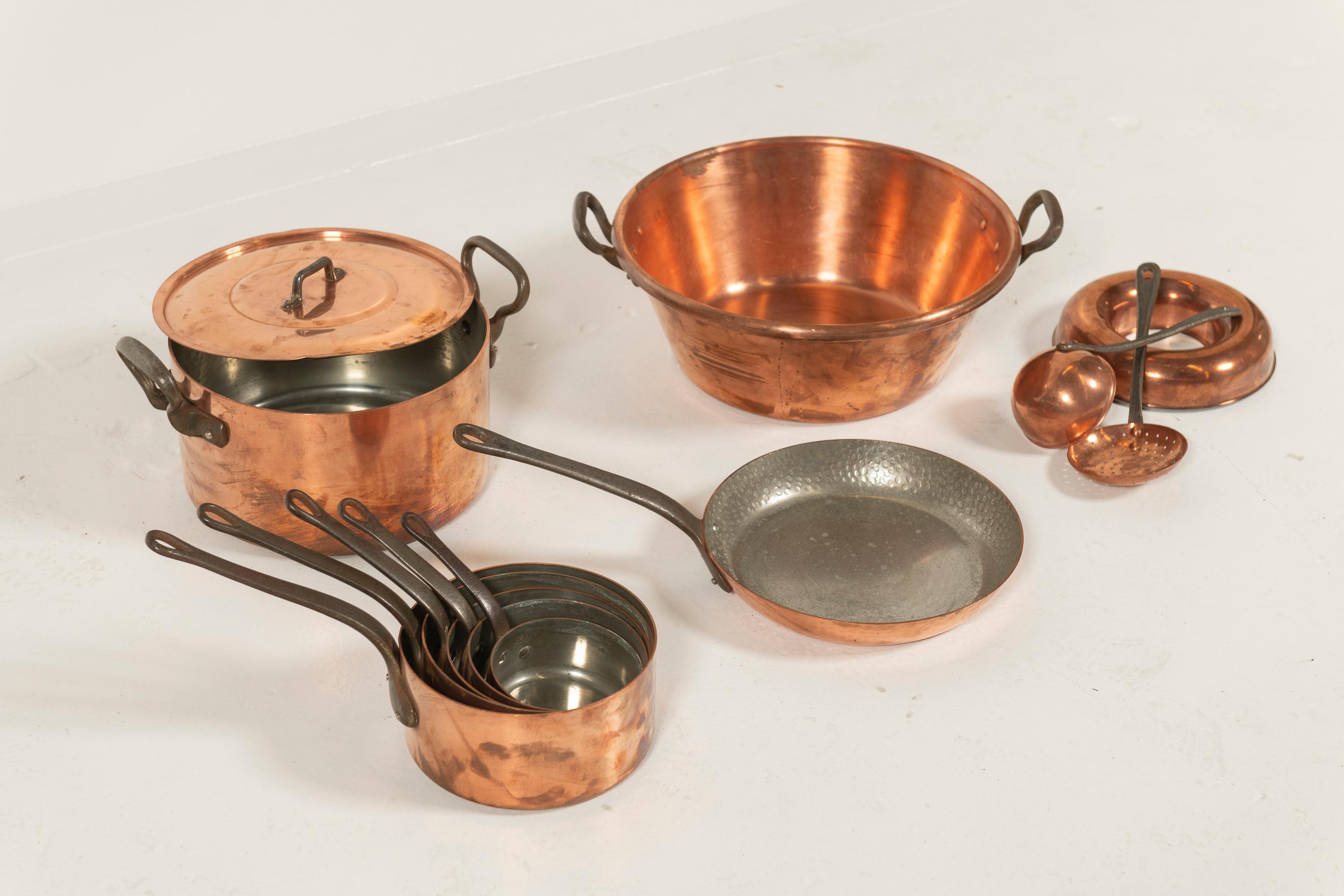Juego de doce piezas de batería de cocina antigua de cobre y hierro de la Francia del siglo XIX. Bonito y funcional, y se vende como un conjunto, que incluye: 
Lavabo, 16
Sartén, 11,25
Olla con tapa, 11,25
5 Sartenes, 5