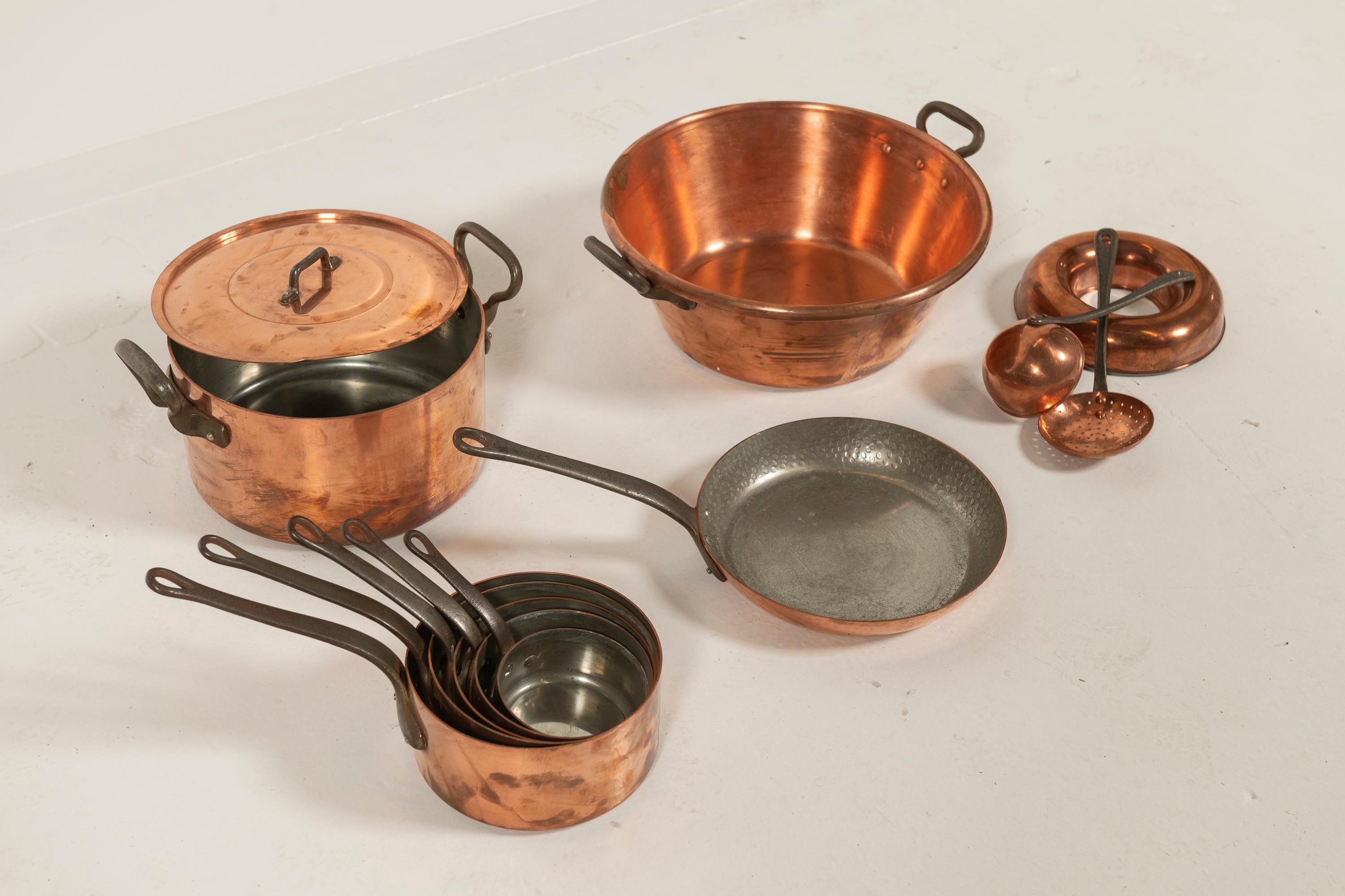 Juego de doce piezas de batería de cocina antigua de cobre de colección, Francia Francés en venta