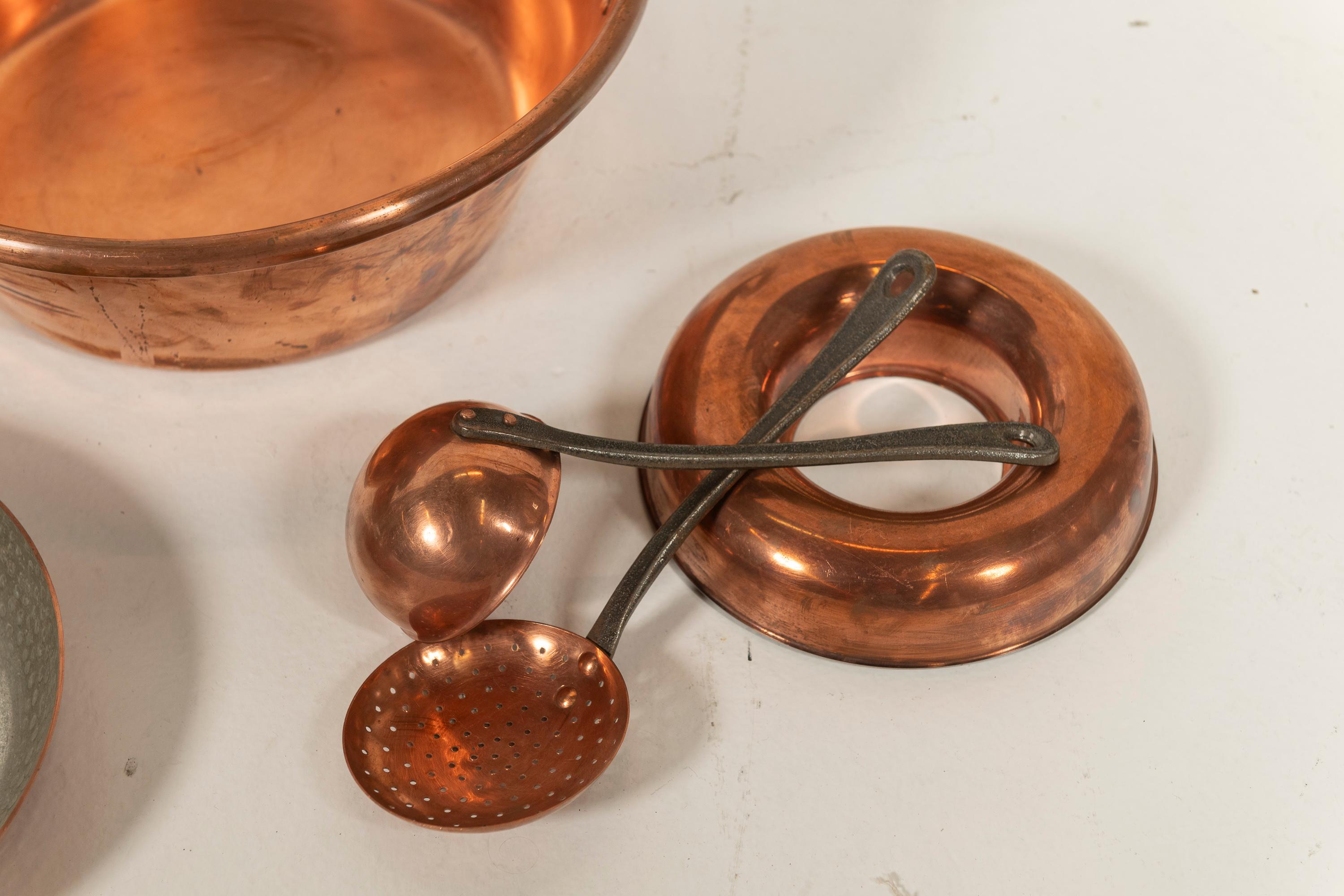 Juego de doce piezas de batería de cocina antigua de cobre de colección, Francia en Bueno estado para la venta en San Francisco, CA