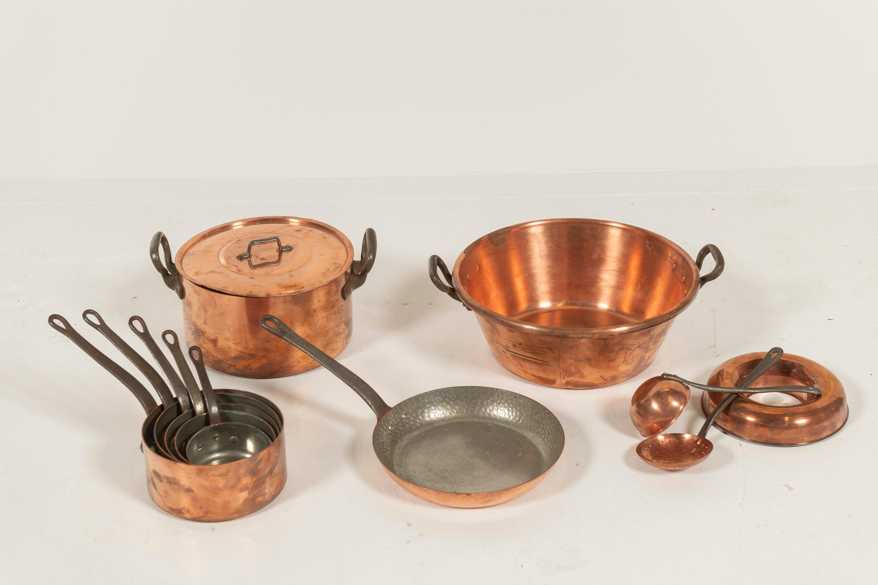 Juego de doce piezas de batería de cocina antigua de cobre de colección, Francia siglo XX en venta