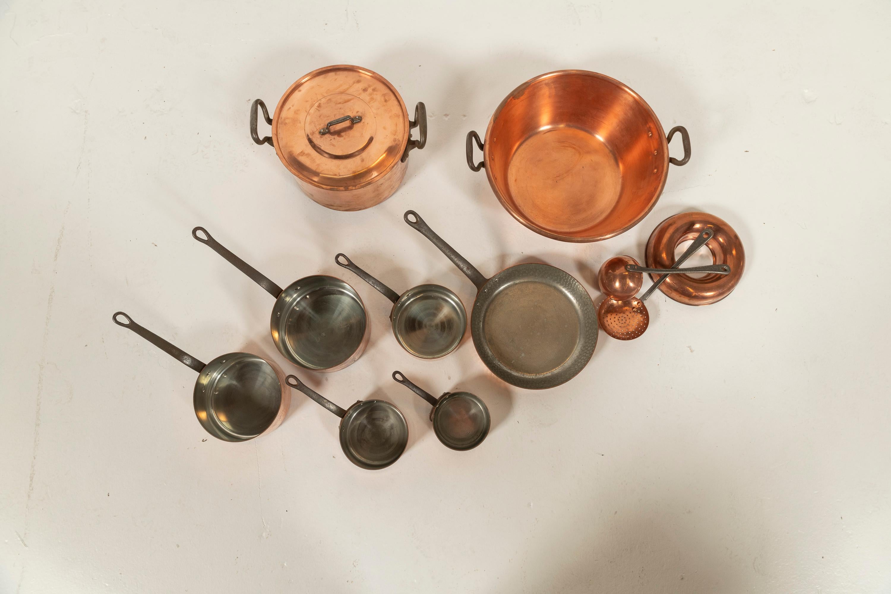 Juego de doce piezas de batería de cocina antigua de cobre de colección, Francia en venta 1