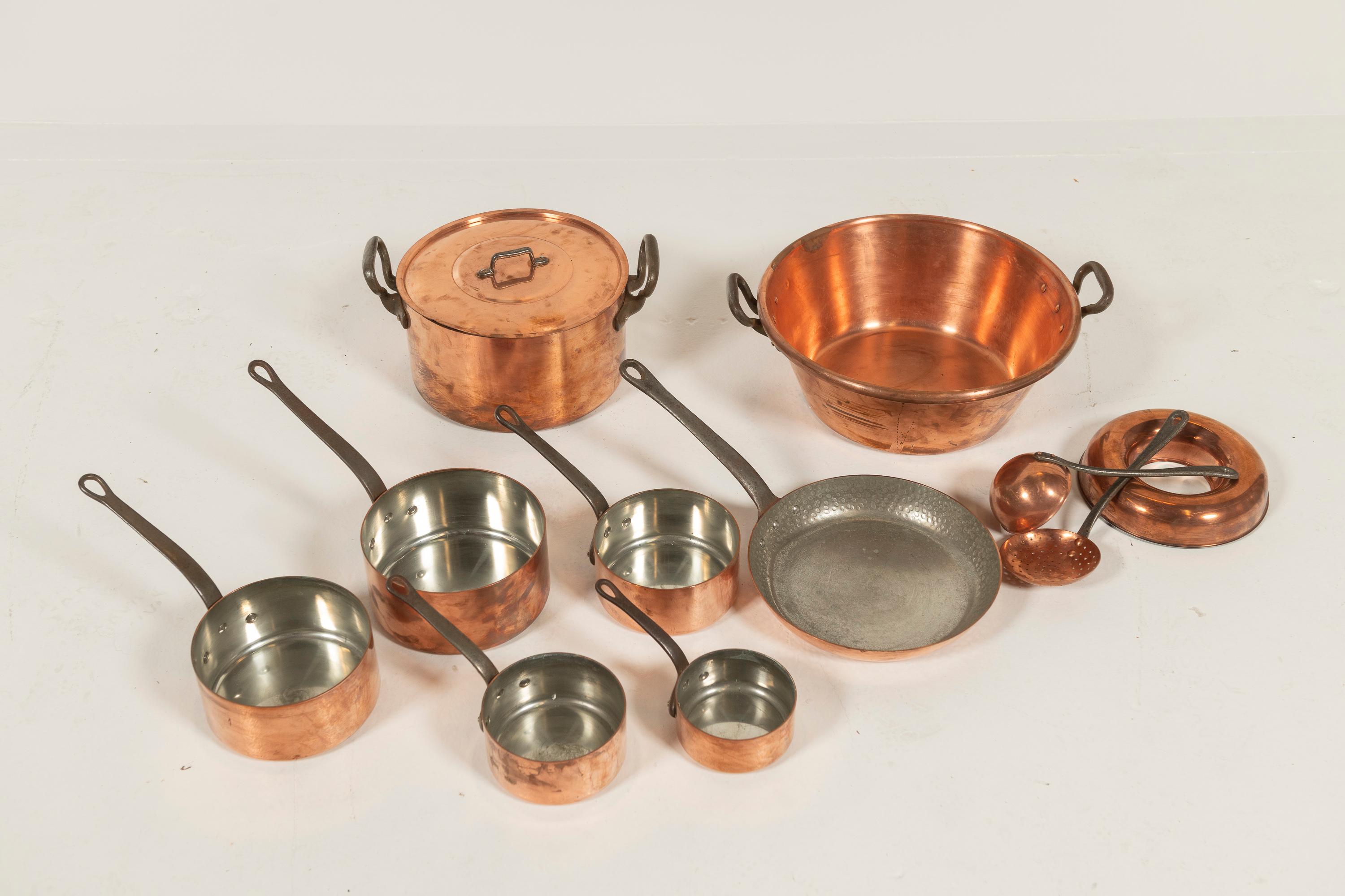 Juego de doce piezas de batería de cocina antigua de cobre de colección, Francia en venta 2