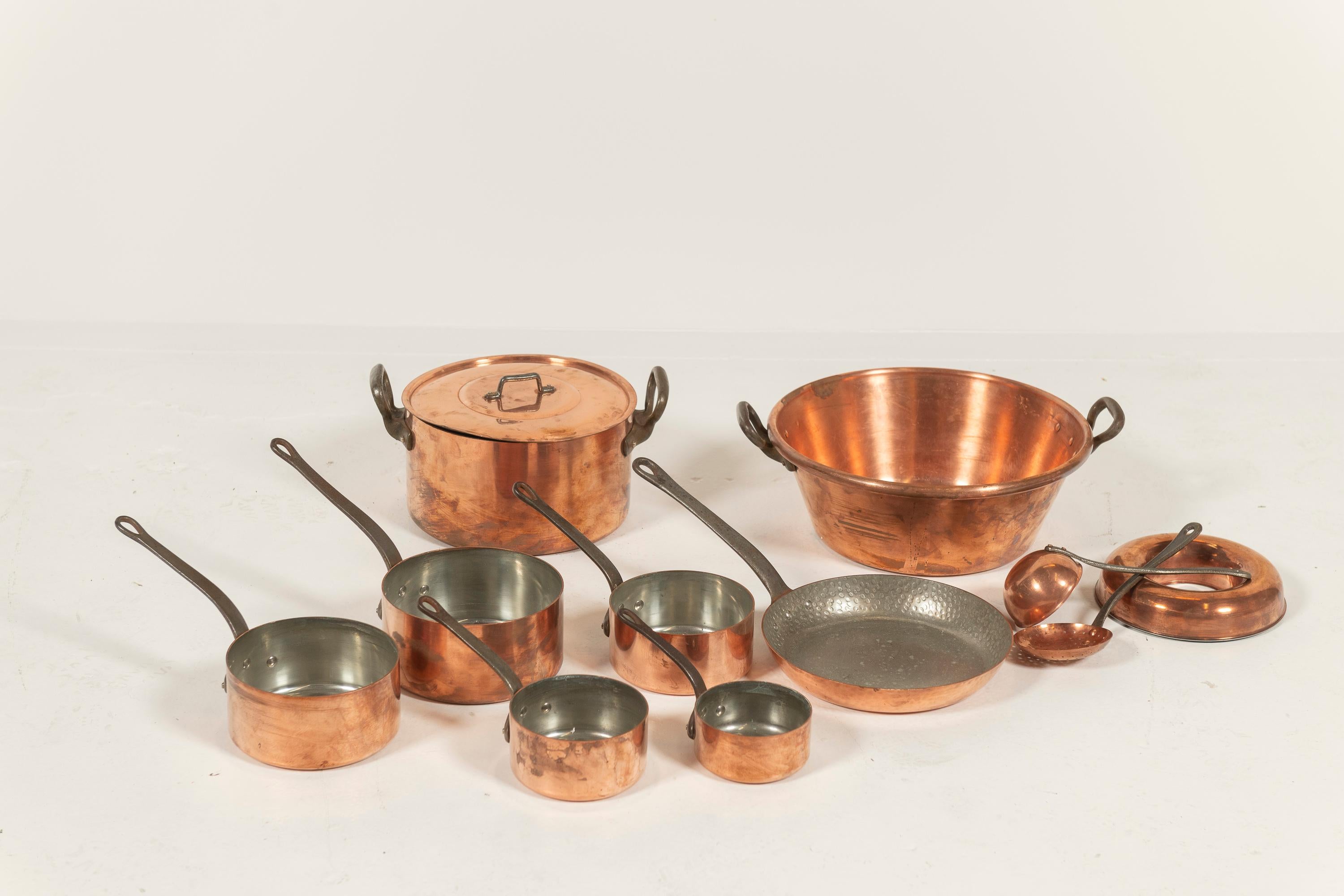 Juego de doce piezas de batería de cocina antigua de cobre de colección, Francia en venta 3
