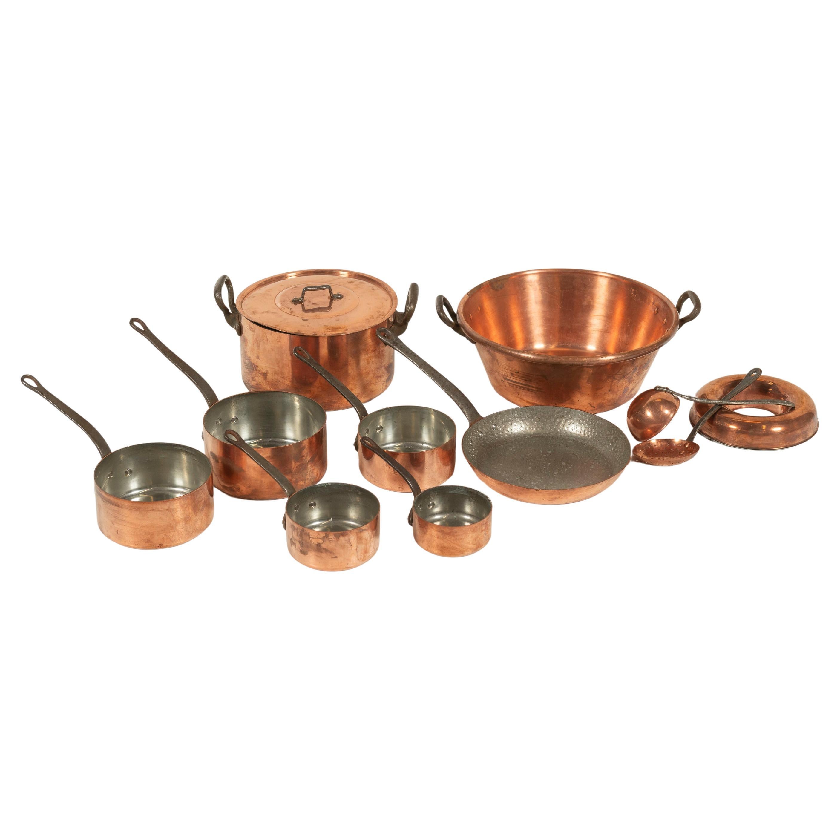 Juego de doce piezas de batería de cocina antigua de cobre de colección, Francia en venta