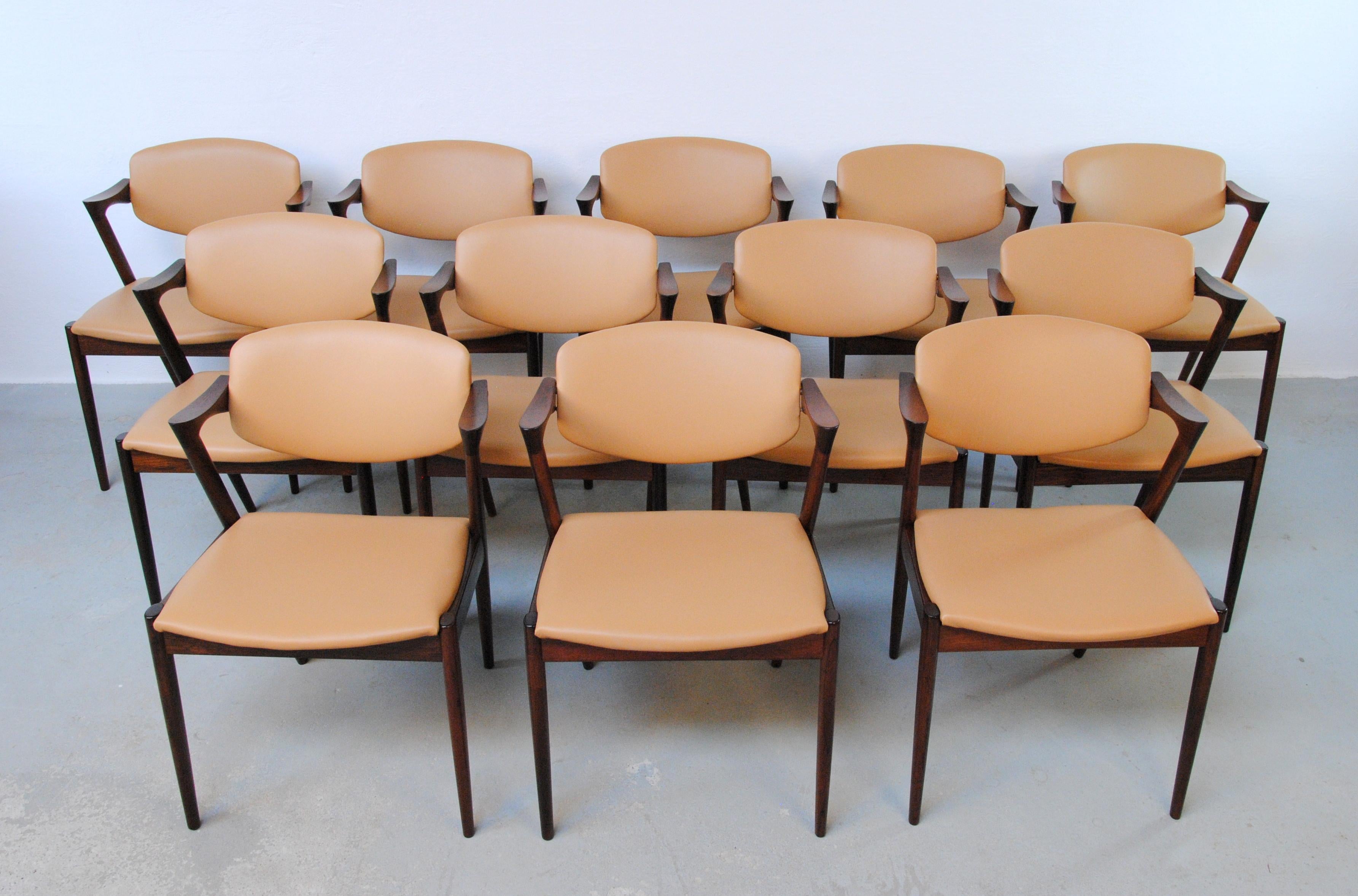 Sillas de comedor de palisandro modelo 42 de Kai Kristiansen, de los años 60, doce restauradas y personalizables, de Schous Møbelfabrik.

Las sillas tienen el típico diseño ligero y elegante de Kai Kristiansen, que hace que encajen fácilmente en