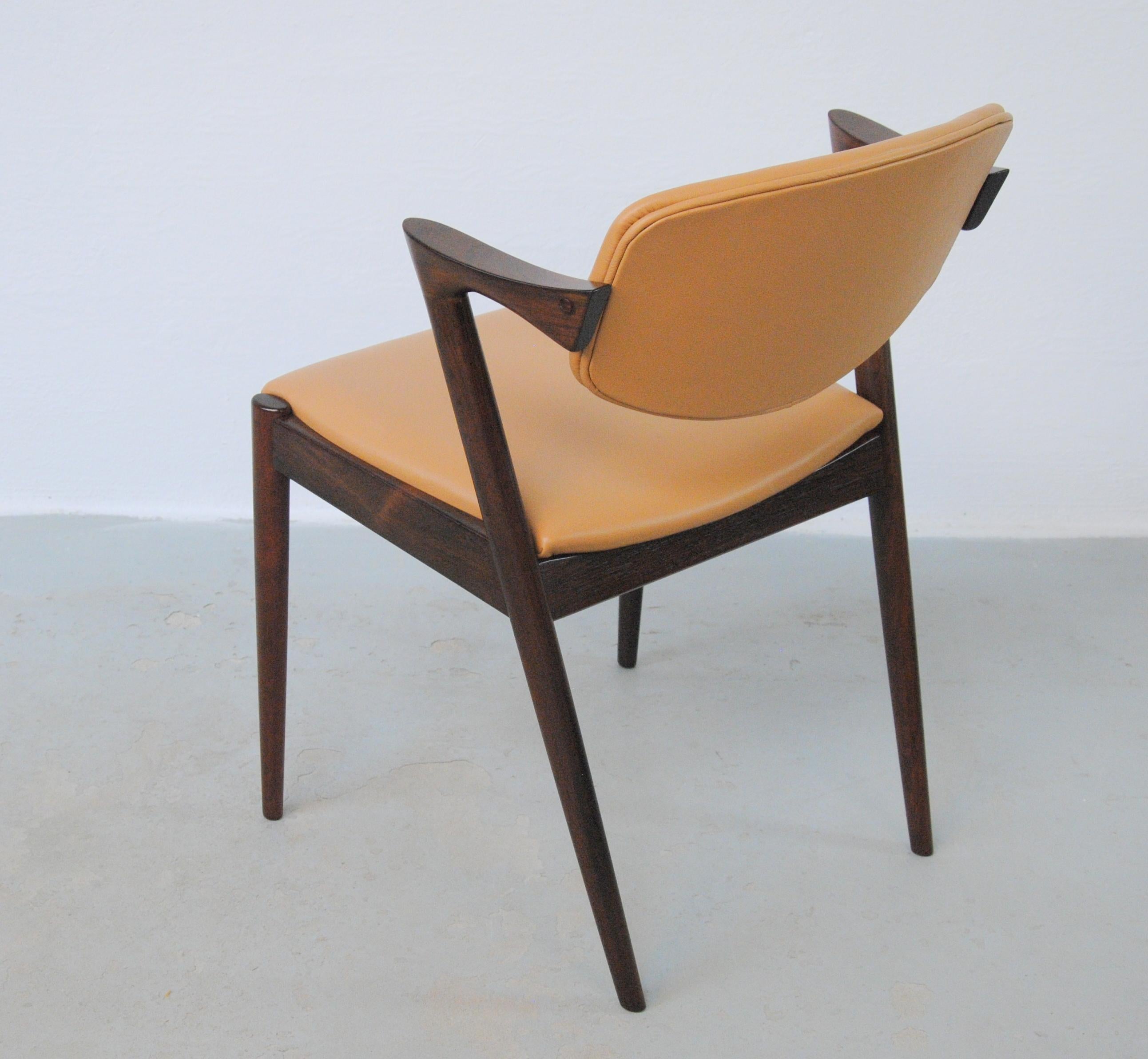 Doce sillas de comedor de palisandro restauradas y personalizables Kai Kristiansen Modelo 42 en Bueno estado para la venta en Knebel, DK