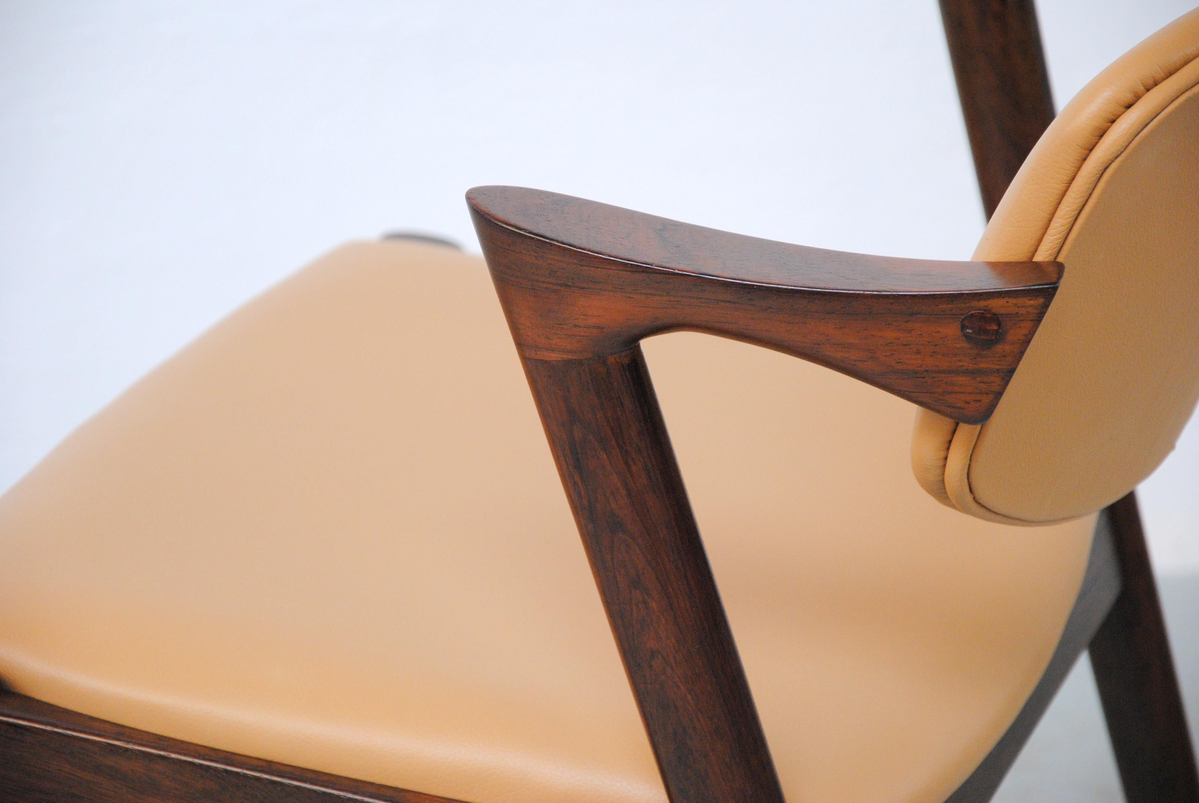 Doce sillas de comedor de palisandro restauradas y personalizables Kai Kristiansen Modelo 42 Cuero en venta