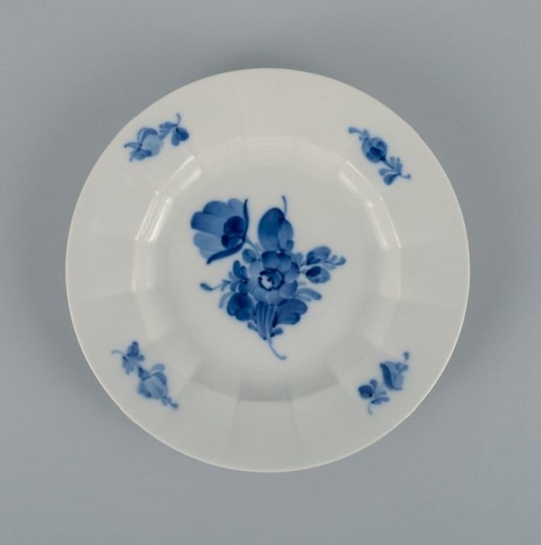 Twelve royal copenhagen blue flower angular plates in porcelain.
Decoration number 10/8518.
Second half of the 20th century.
Perfect condition.
First factory quality.
Dimensions: D 17.5 x H 2.5 cm.