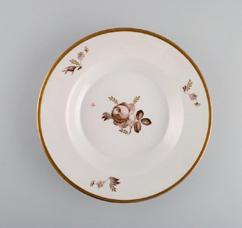 Twelve Royal Copenhagen brown rose deep plates. Model number 688/9590. 
1960s.
Measures: 22 x 3.5 cm.
In excellent condition.
Stamped.
1st factory quality.
