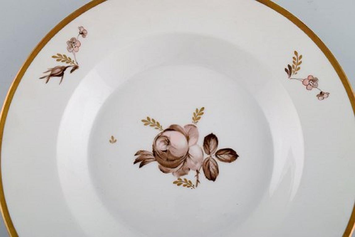 Zwölf Royal Copenhagen-Teller mit brauner Rose, 1960er Jahre (Dänisch) im Angebot