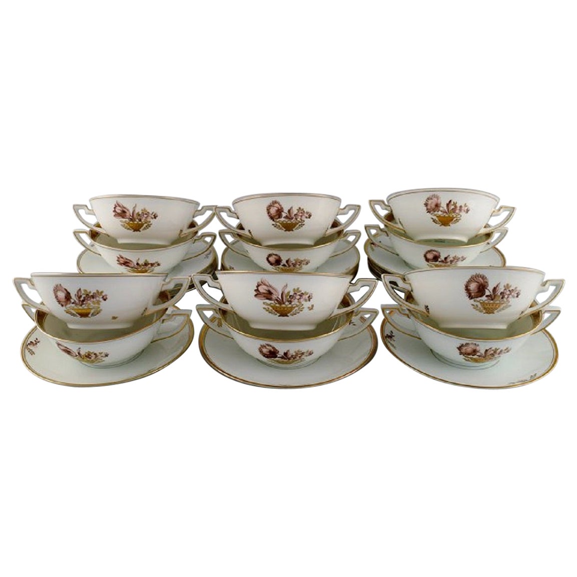 Zwölf Royal Copenhagen Goldene Korb-Bouillon-Tasse mit Untertassen und Untertassen