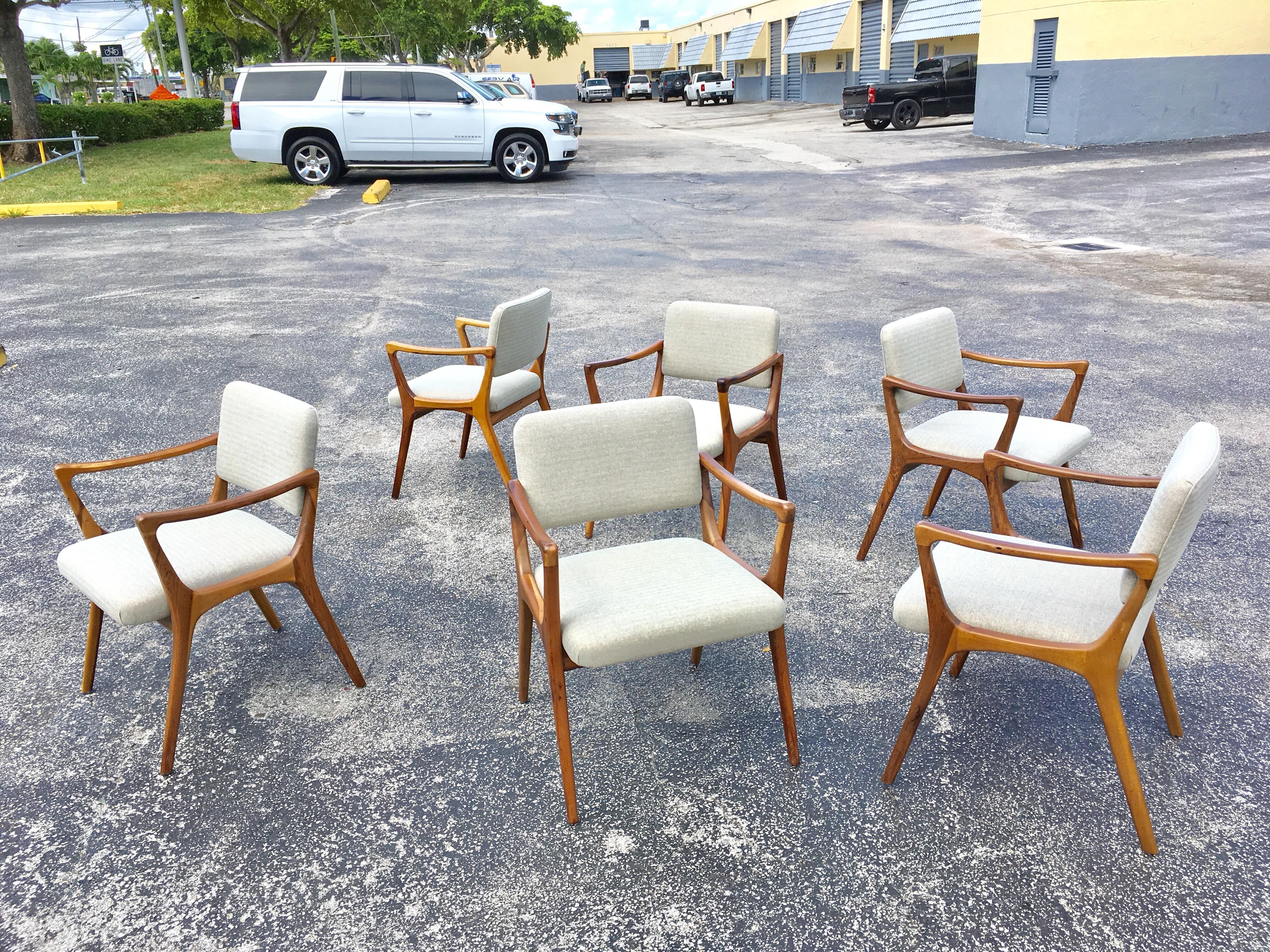 Mid-Century Modern Twelve Sculptural Dining Chairs in the Style of Gio Ponti
