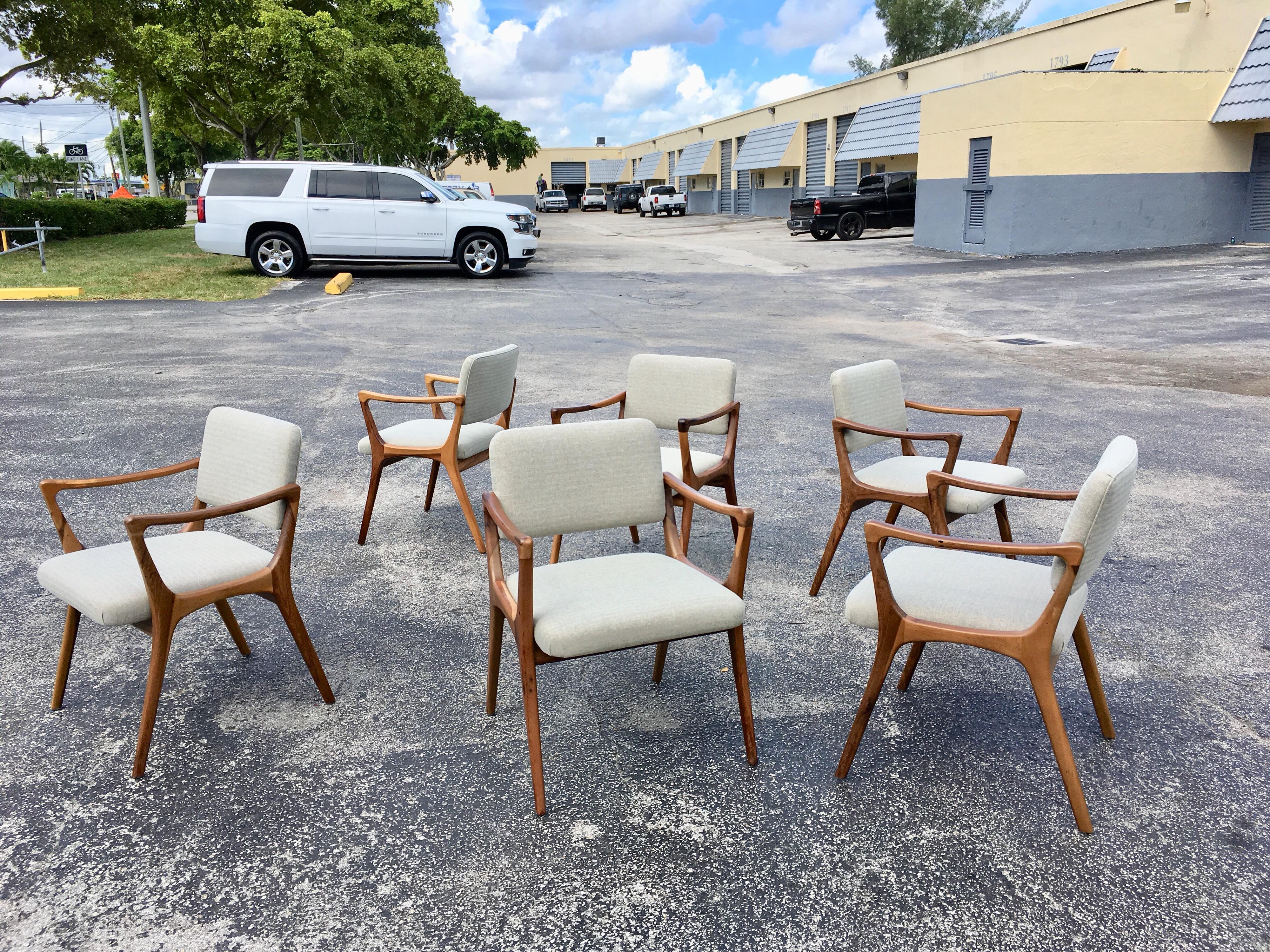 American Twelve Sculptural Dining Chairs in the Style of Gio Ponti