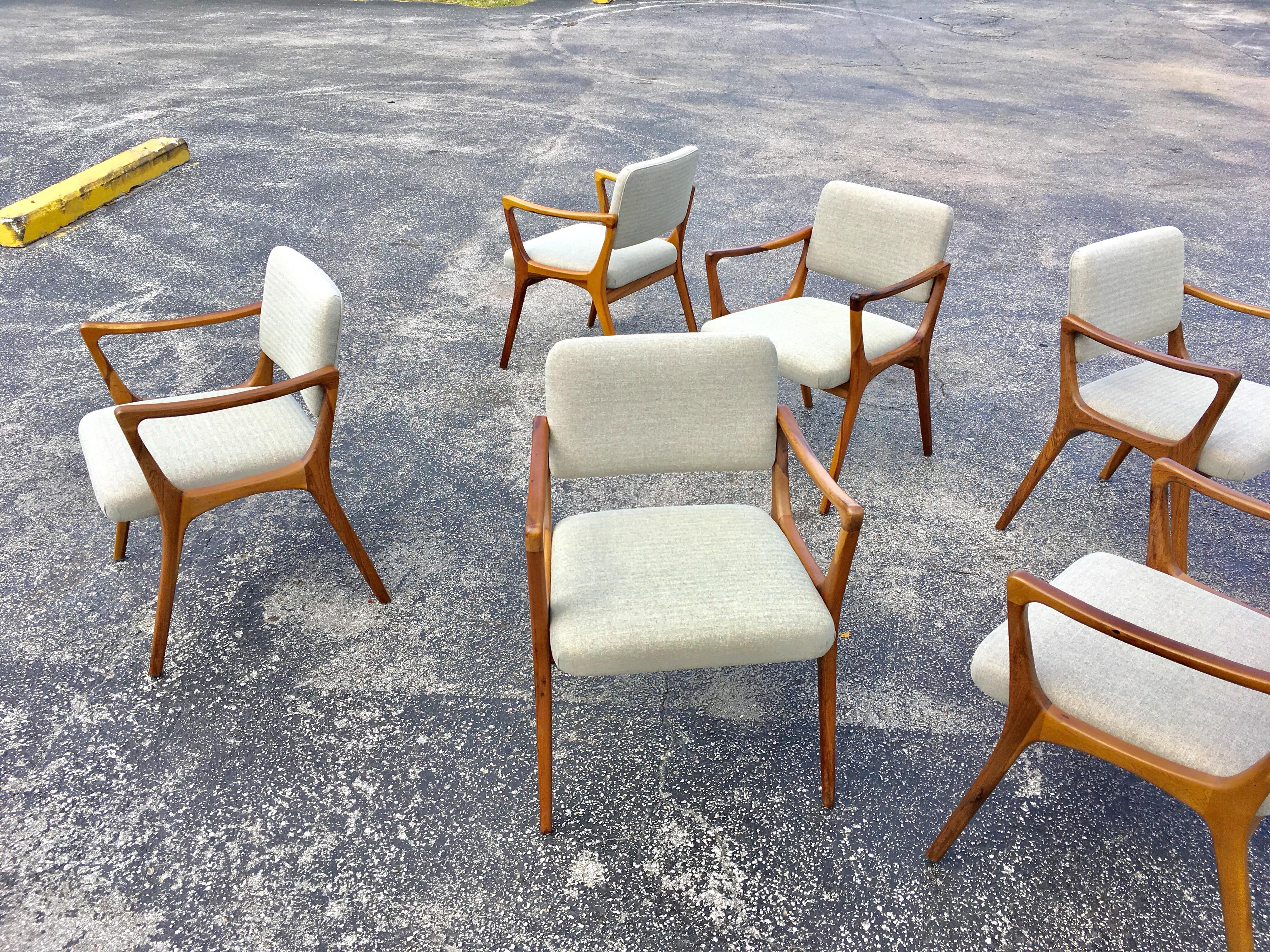 Twelve Sculptural Dining Chairs in the Style of Gio Ponti In Good Condition In Miami, FL