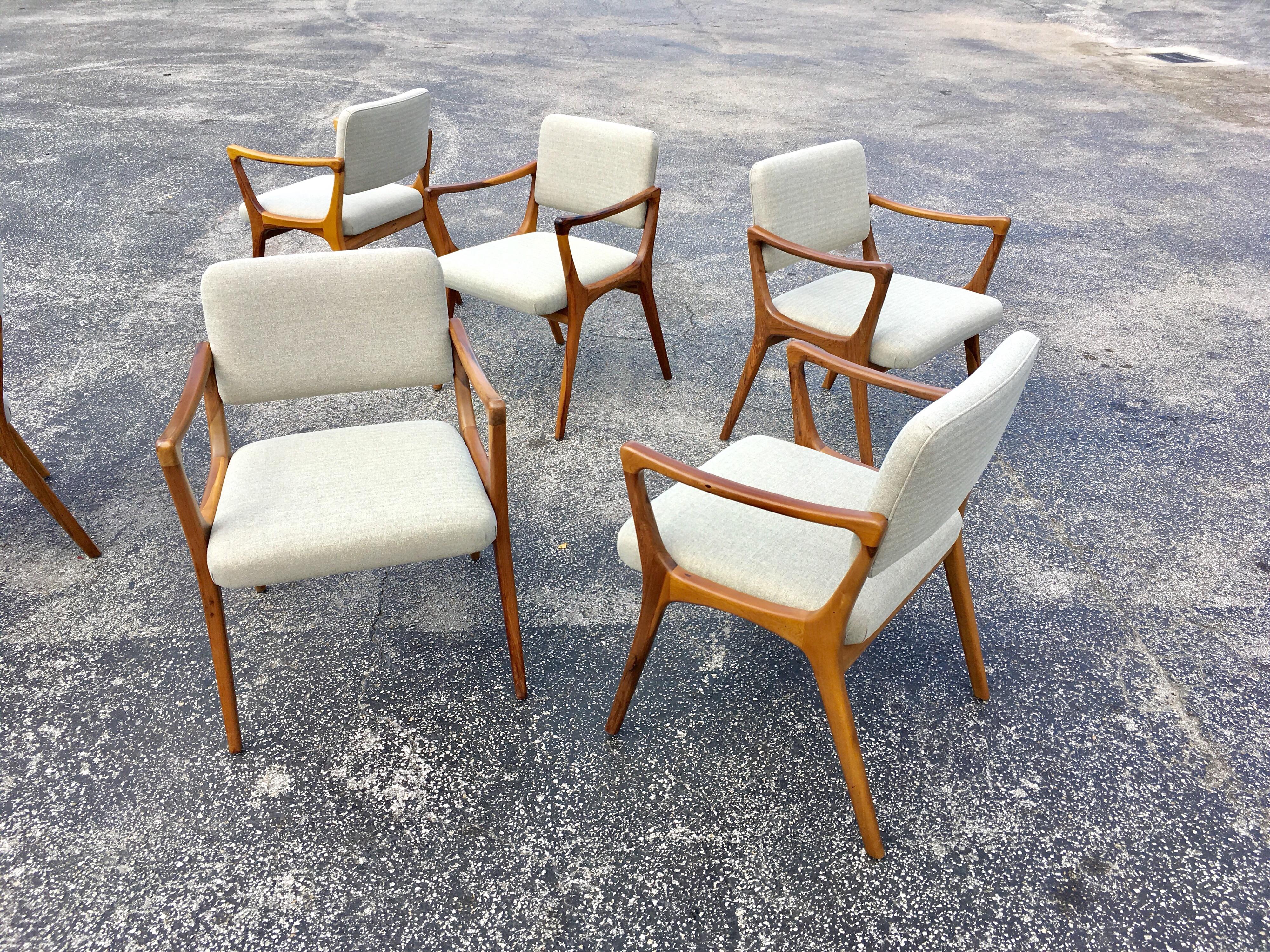 Late 20th Century Twelve Sculptural Dining Chairs in the Style of Gio Ponti