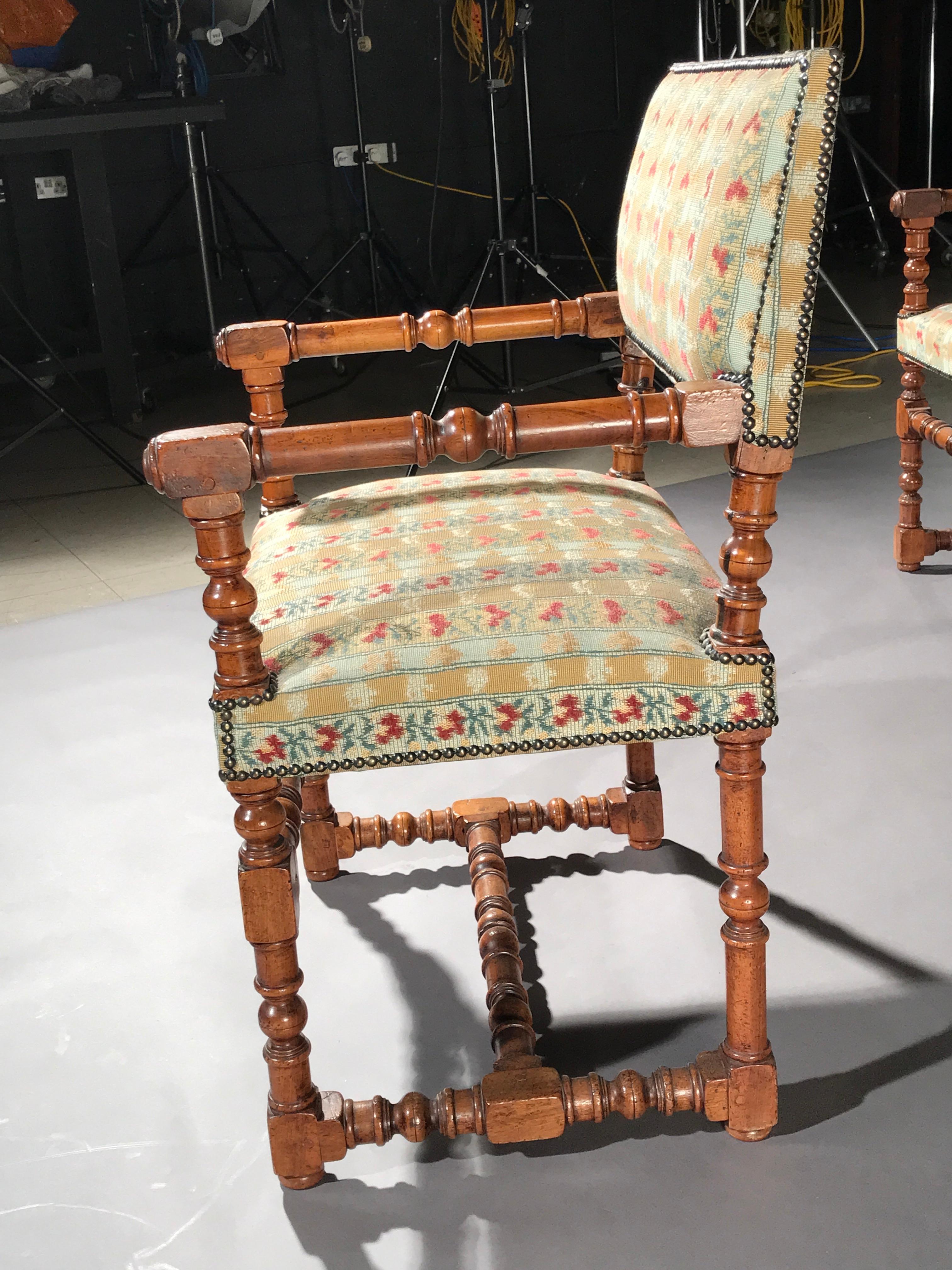 Zwölf Stühle Sessel offenes Obstholz gepolstert Esszimmer im Renaissance-Stil im Angebot 6
