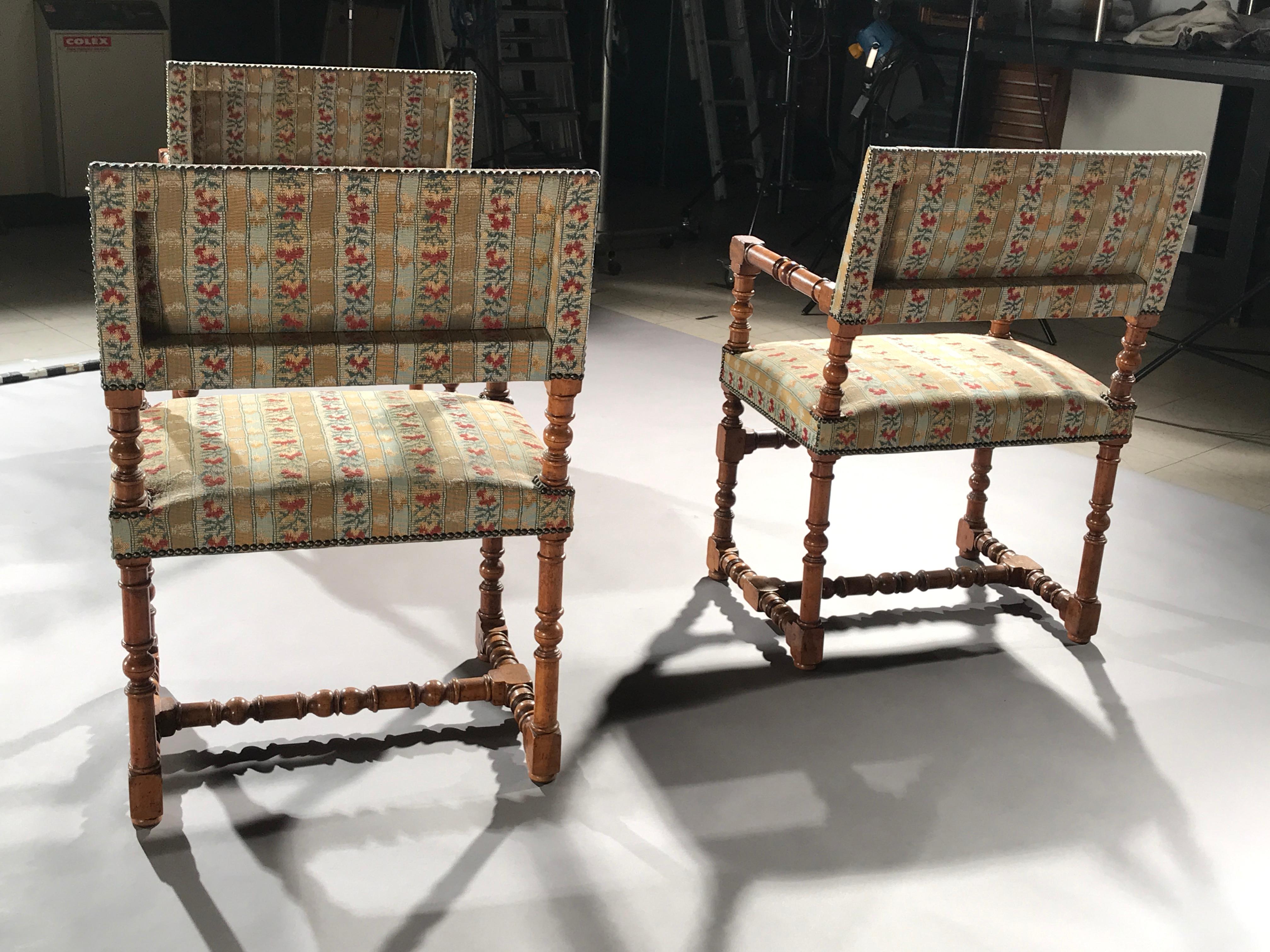 Douze ensembles de chaises et fauteuils de salle à manger de style Renaissance rembourrés en bois fruitier ouvert en vente 6