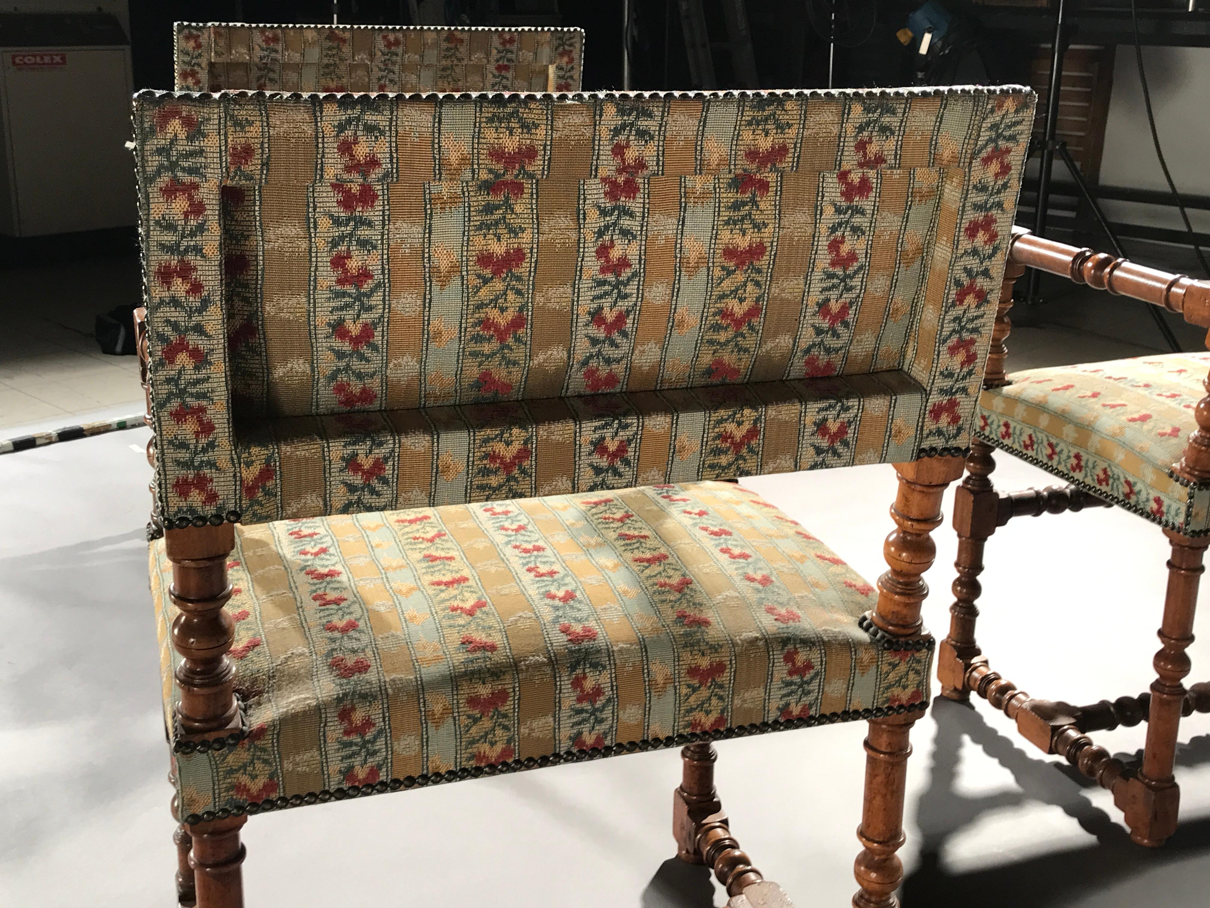 Zwölf Stühle Sessel offenes Obstholz gepolstert Esszimmer im Renaissance-Stil im Angebot 8