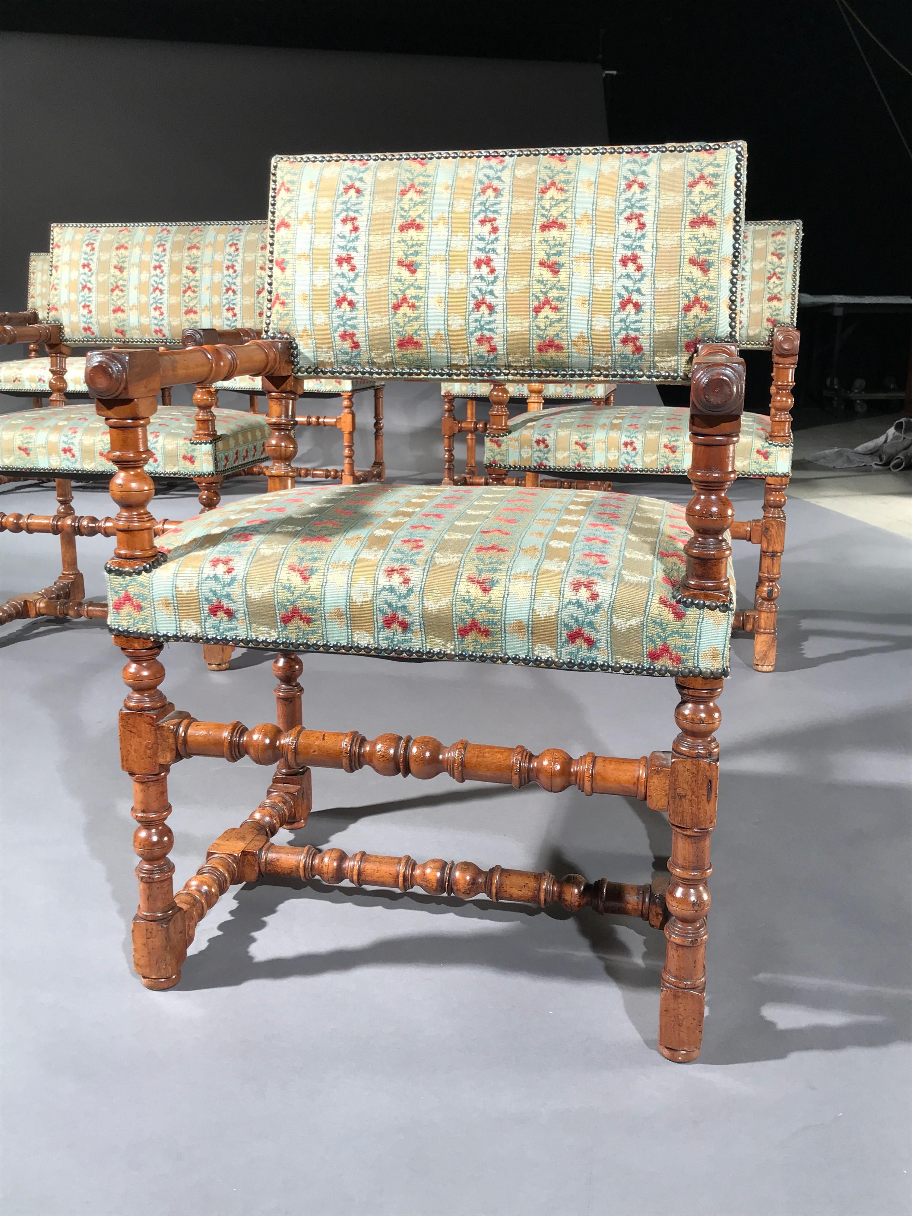 Français Douze ensembles de chaises et fauteuils de salle à manger de style Renaissance rembourrés en bois fruitier ouvert en vente