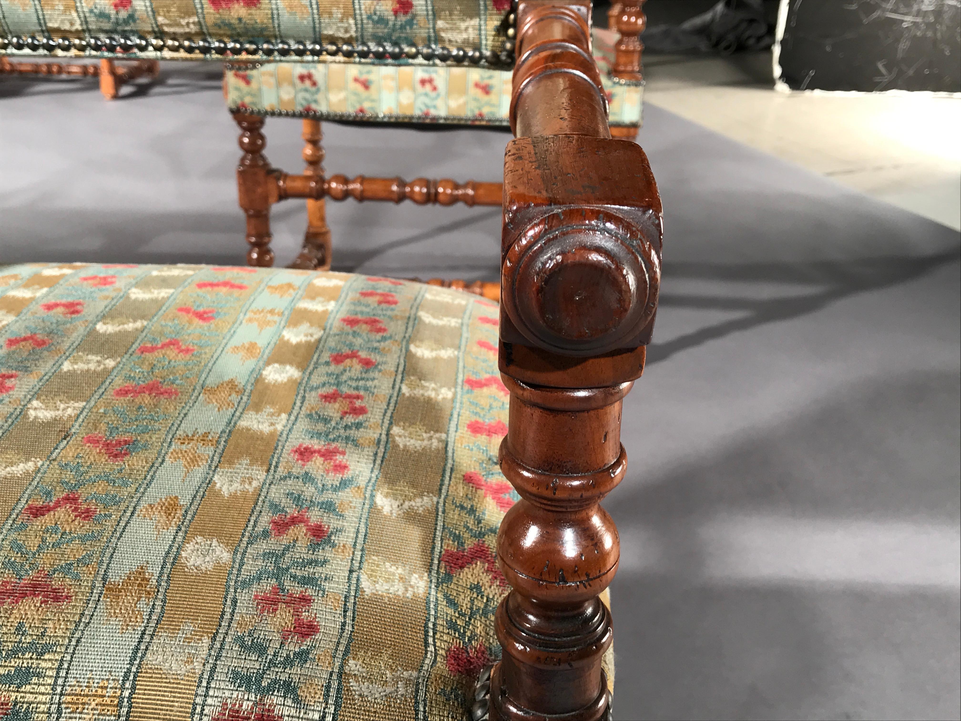 Zwölf Stühle Sessel offenes Obstholz gepolstert Esszimmer im Renaissance-Stil im Angebot 2