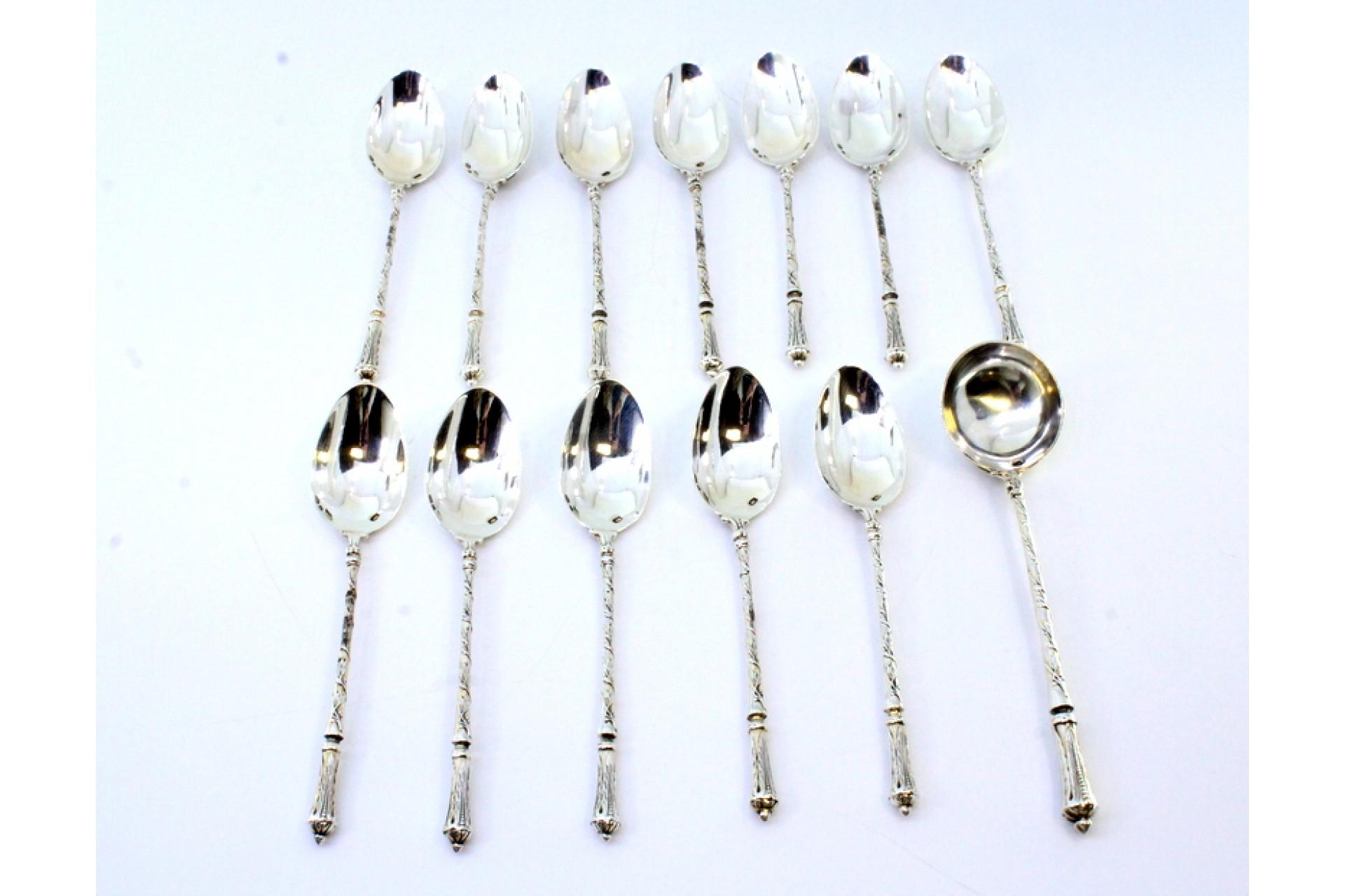 Twelve silver teaspoons and sugar shovel with friezed relief handles In Good Condition For Sale In Porto, PT