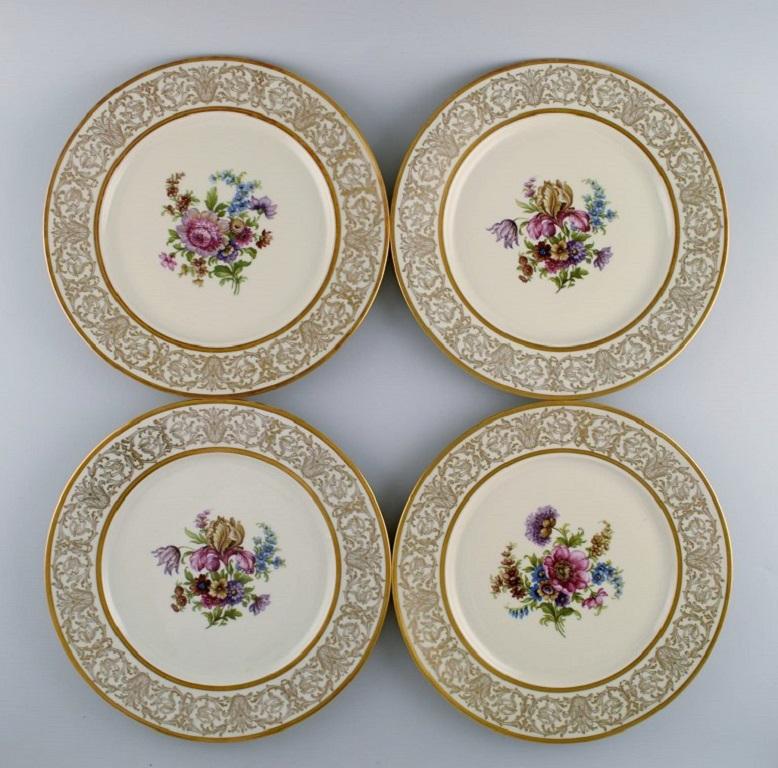 Twelve Tirschenreuth dinner plates in porcelain decorated with flowers and gold decoration. 
Germany, mid-20th century.
Diameter: 28 cm.
In excellent condition.
Stamped.