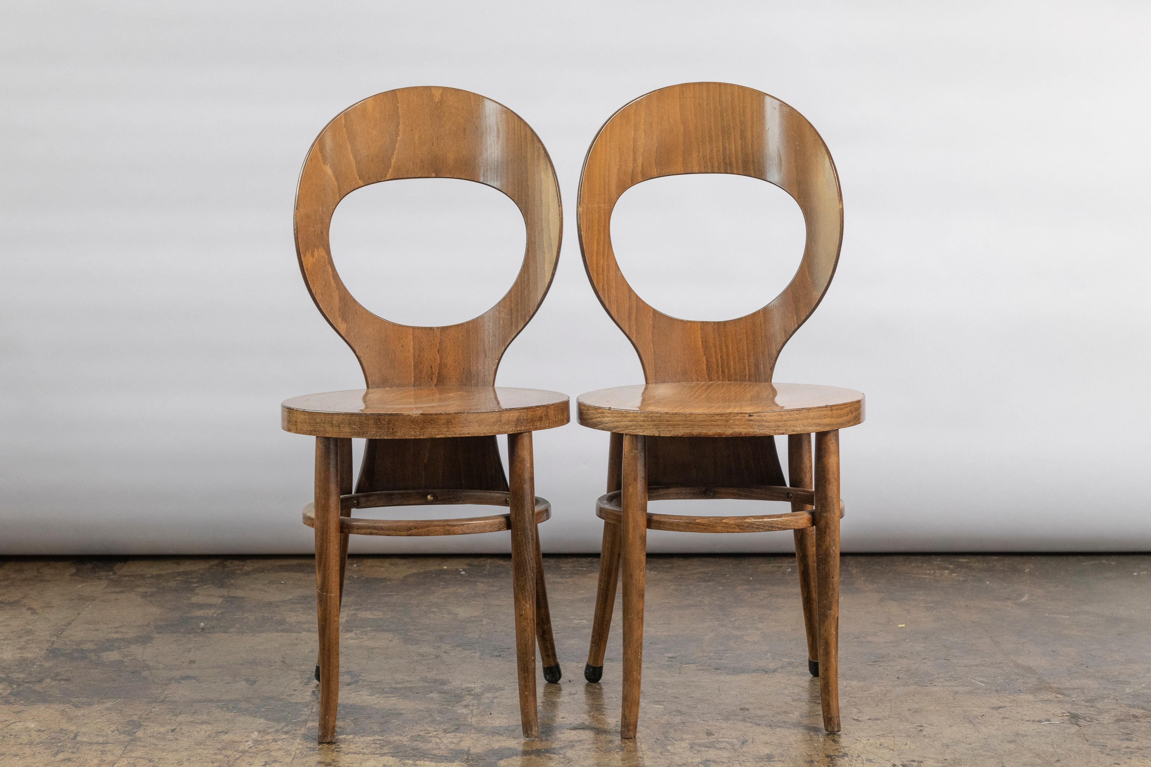 Chaise de salle à manger classique en hêtre courbé fabriquée en France par Jomaine Baumann. Merveilleux exemple de modernité française du milieu du siècle. Magnifiquement conçues et dotées d'une belle patine, ces chaises sont intemporelles et en bon