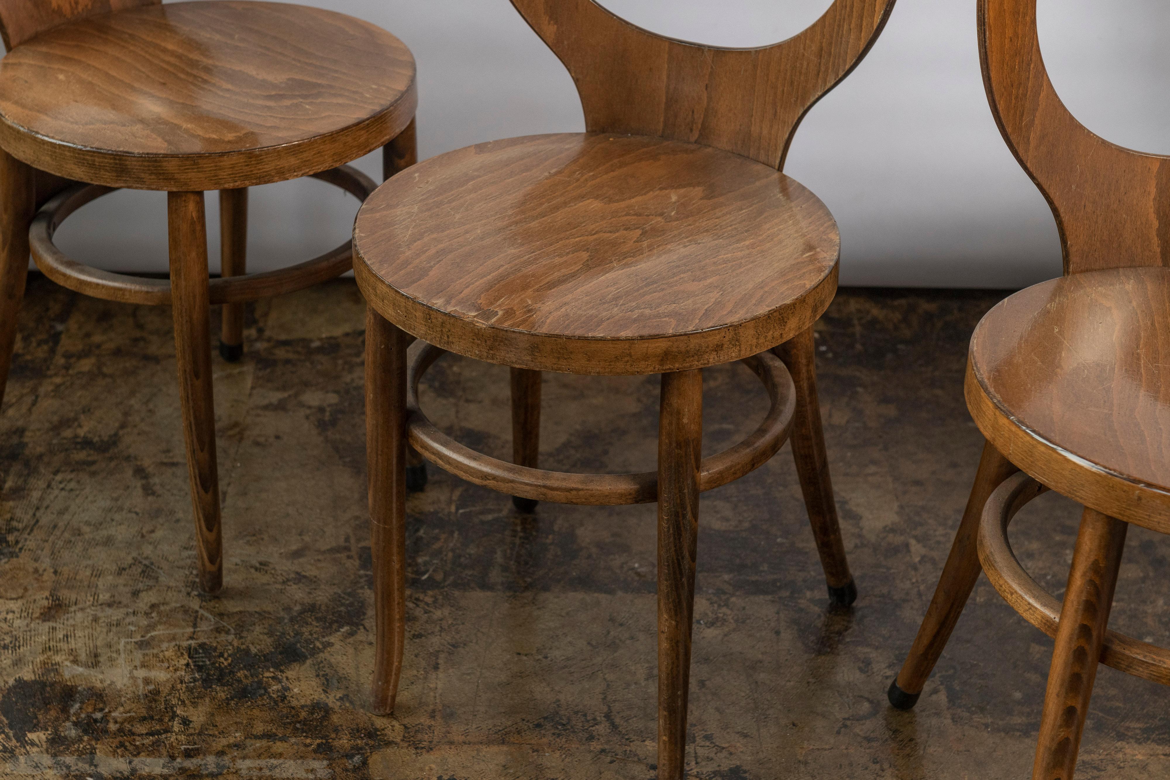 Mid-Century Modern Six chaises de salle à manger françaises Baumann en hêtre cintré Moutte, vendues par paire